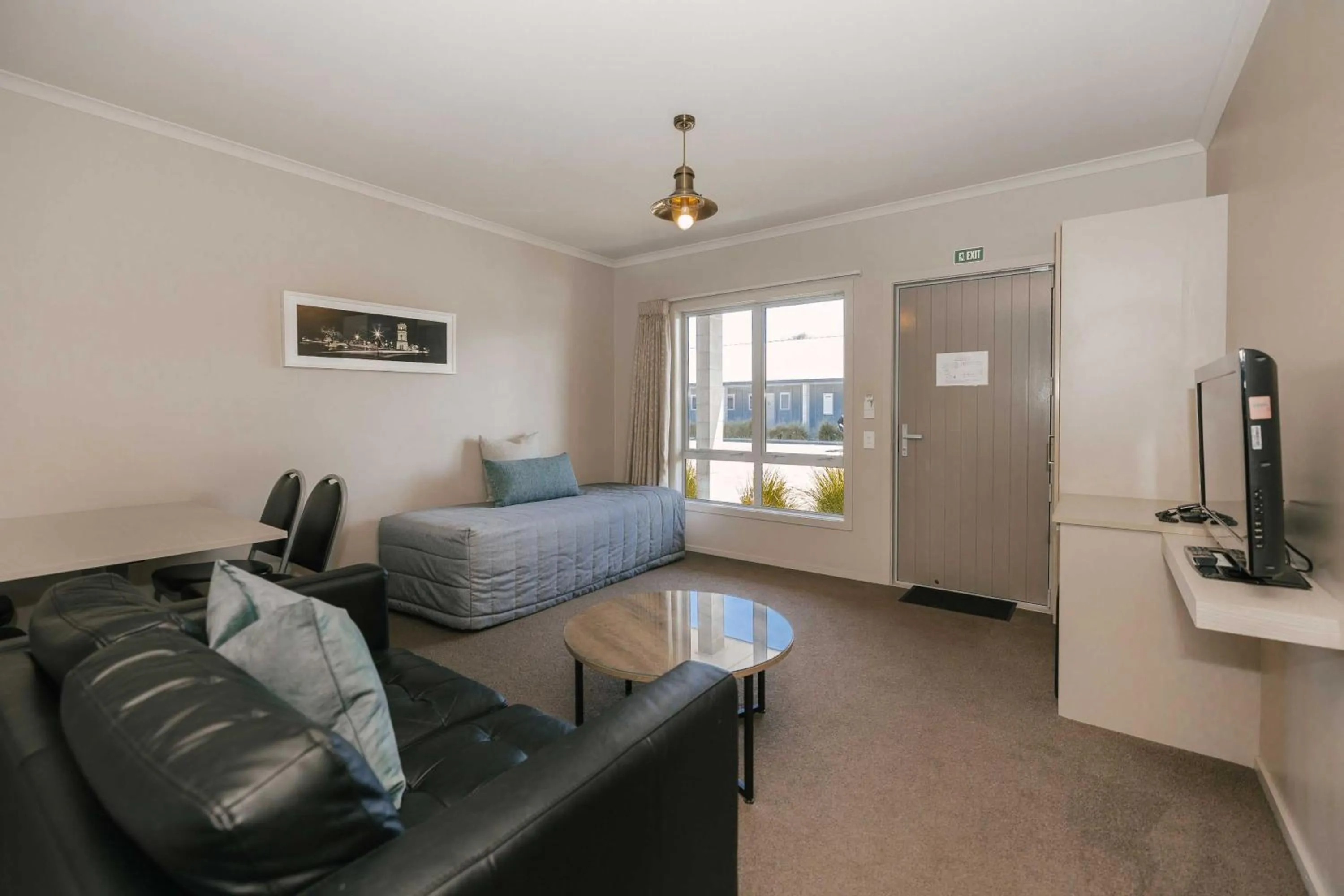 Living room in South Street West Motel