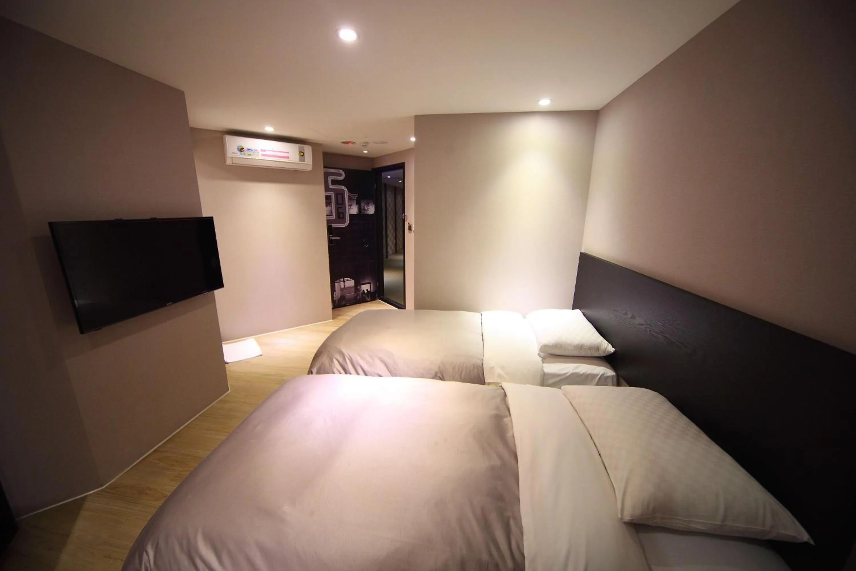 Photo of the whole room, Bed in E-House Xining Branch