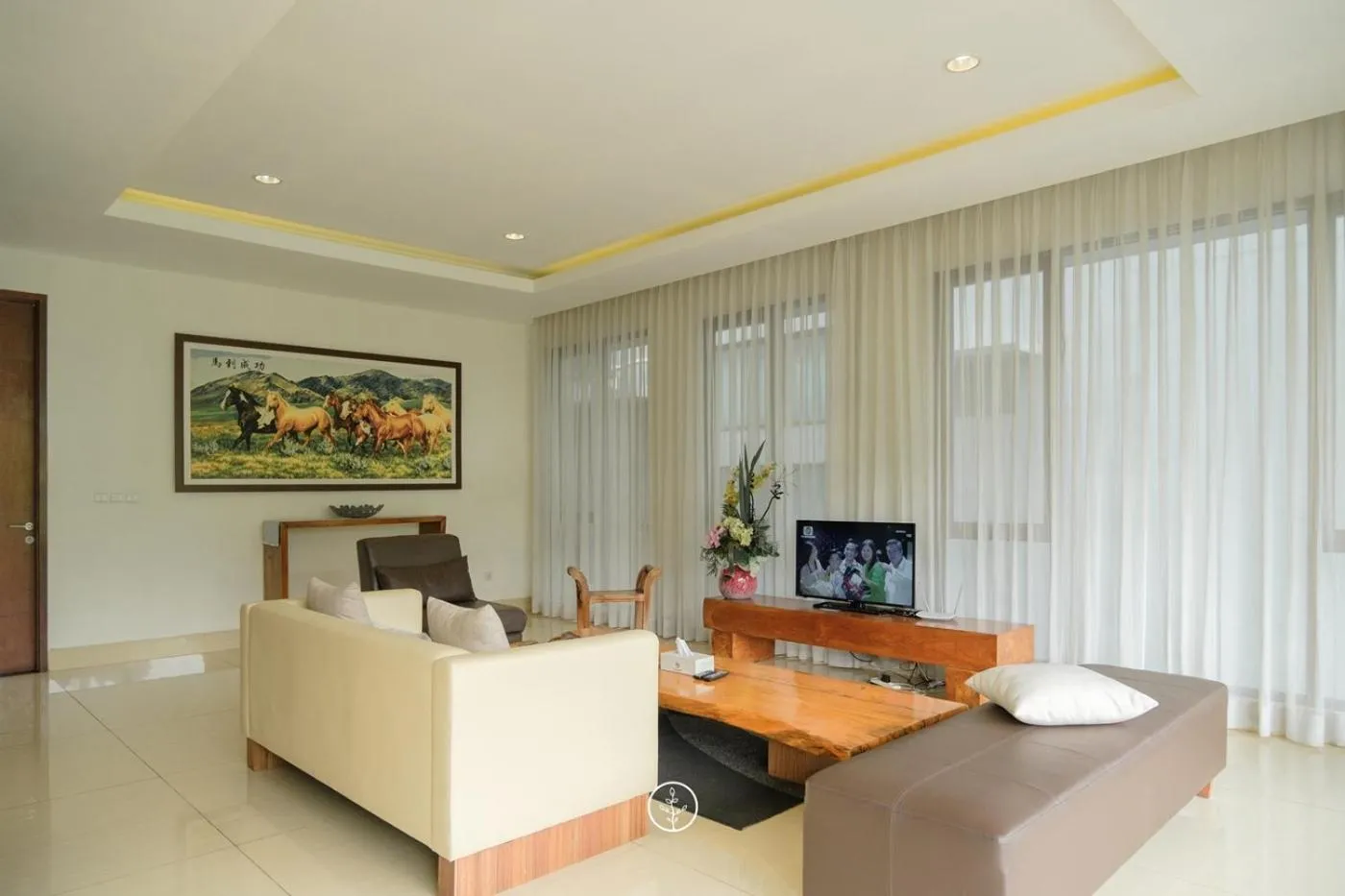 Communal lounge/ TV room in Tulip Hill View Villa 6 bedrooms with a private swimming pool and movie room