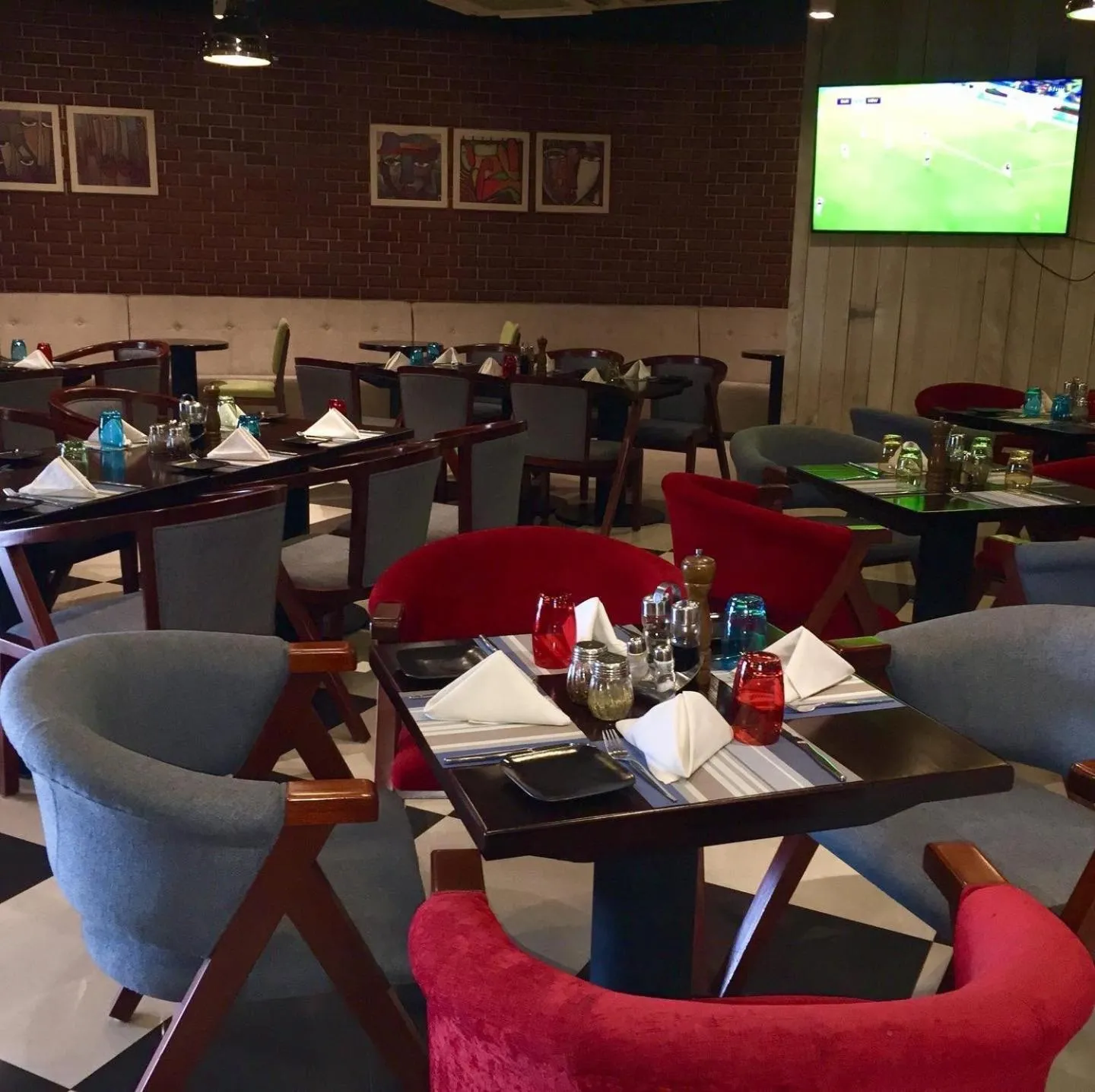 Restaurant/places to eat in Hotel English Point Marina & Spa