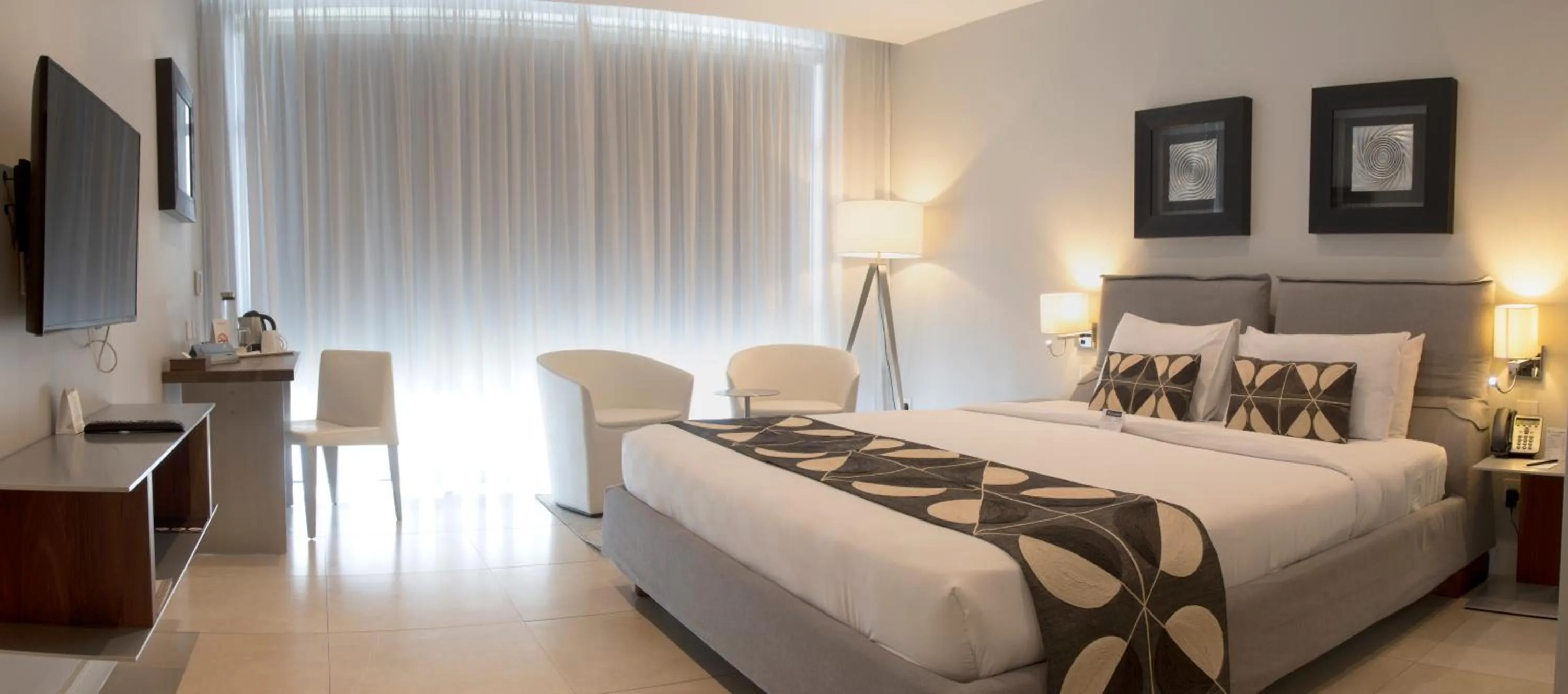 Photo of the whole room, Bed in Hotel English Point Marina & Spa