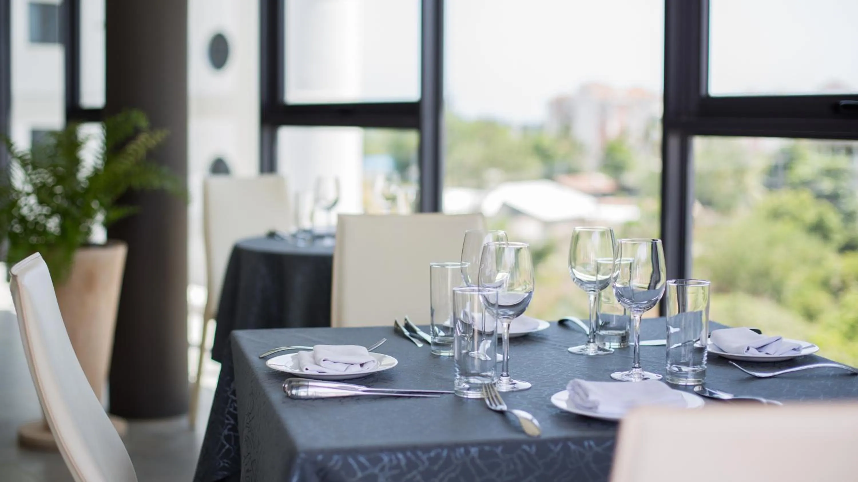 Restaurant/places to eat in Hotel English Point Marina & Spa