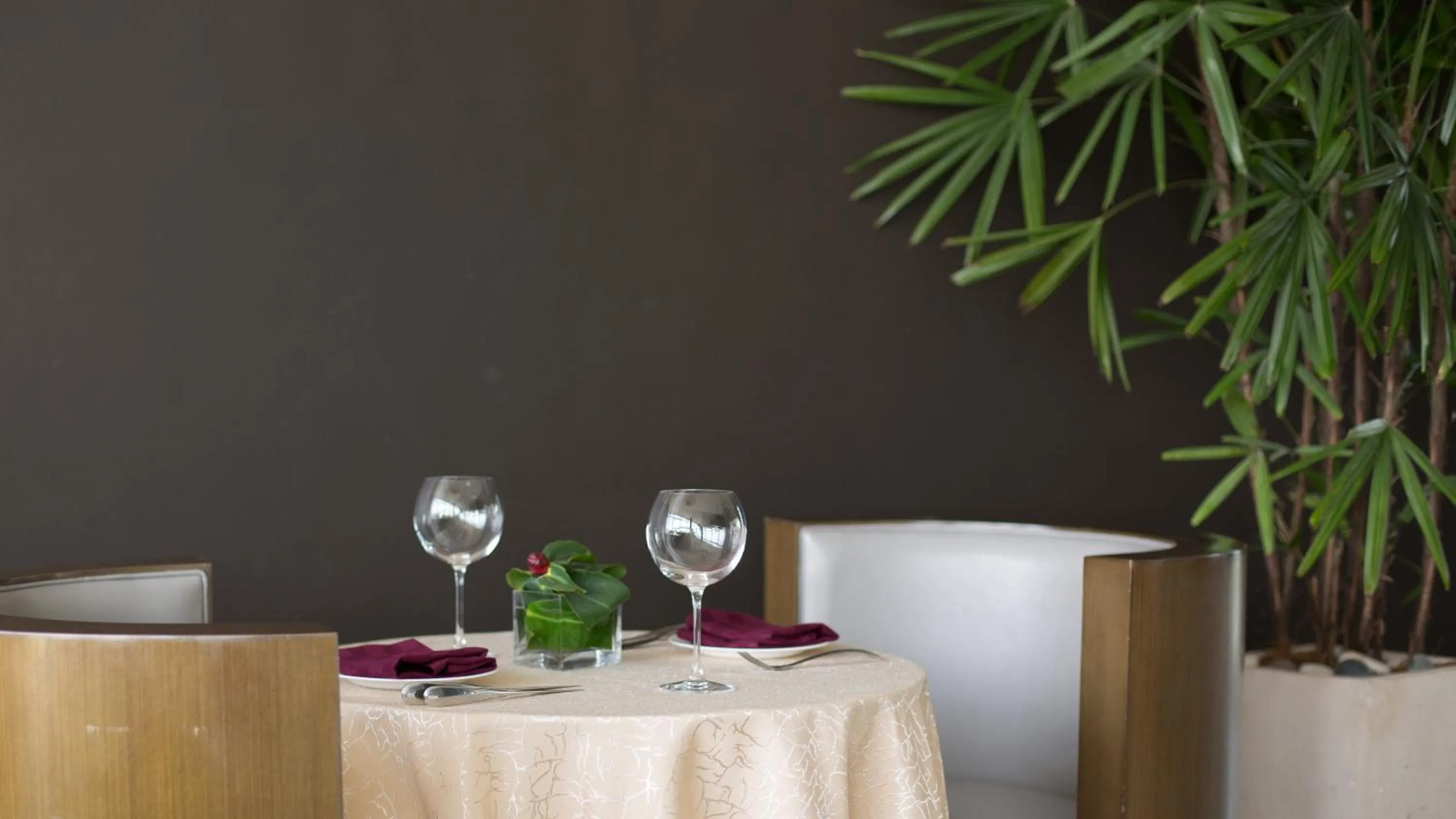 Restaurant/places to eat in Hotel English Point Marina & Spa