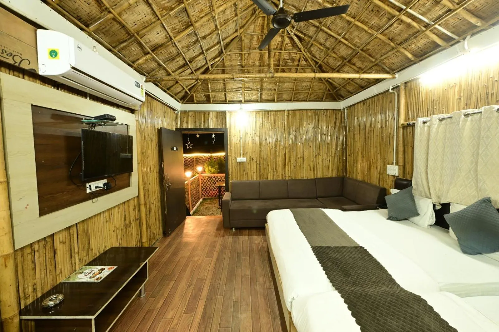 Photo of the whole room, Bed in Hotel Happy Forest Inn