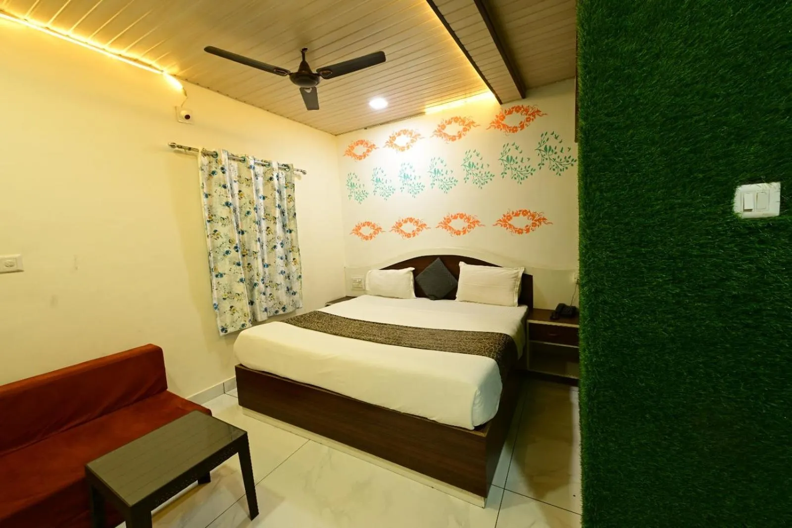 Living room, Bed in Hotel Happy Forest Inn