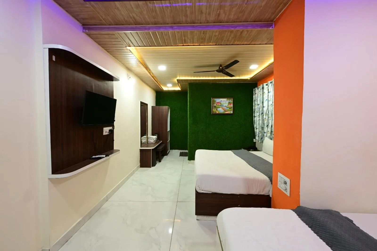 TV and multimedia, Bed in Hotel Happy Forest Inn