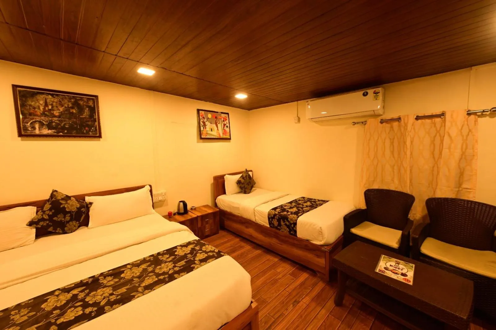 Bed in Hotel Happy Forest Inn