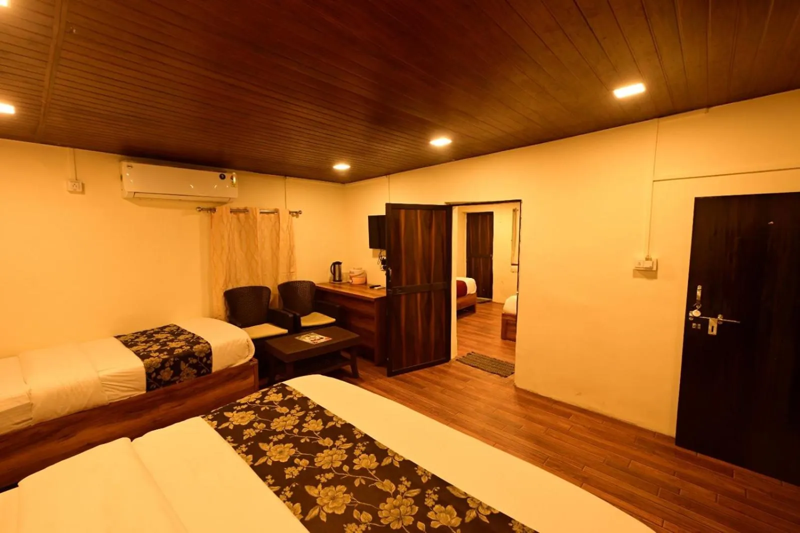 Bed in Hotel Happy Forest Inn