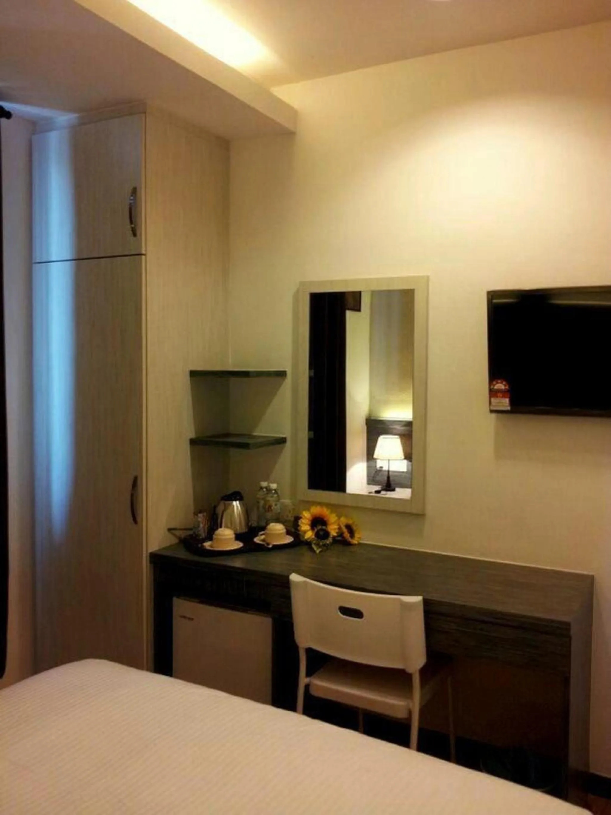 Bedroom, Bed in Century Inn Hotel