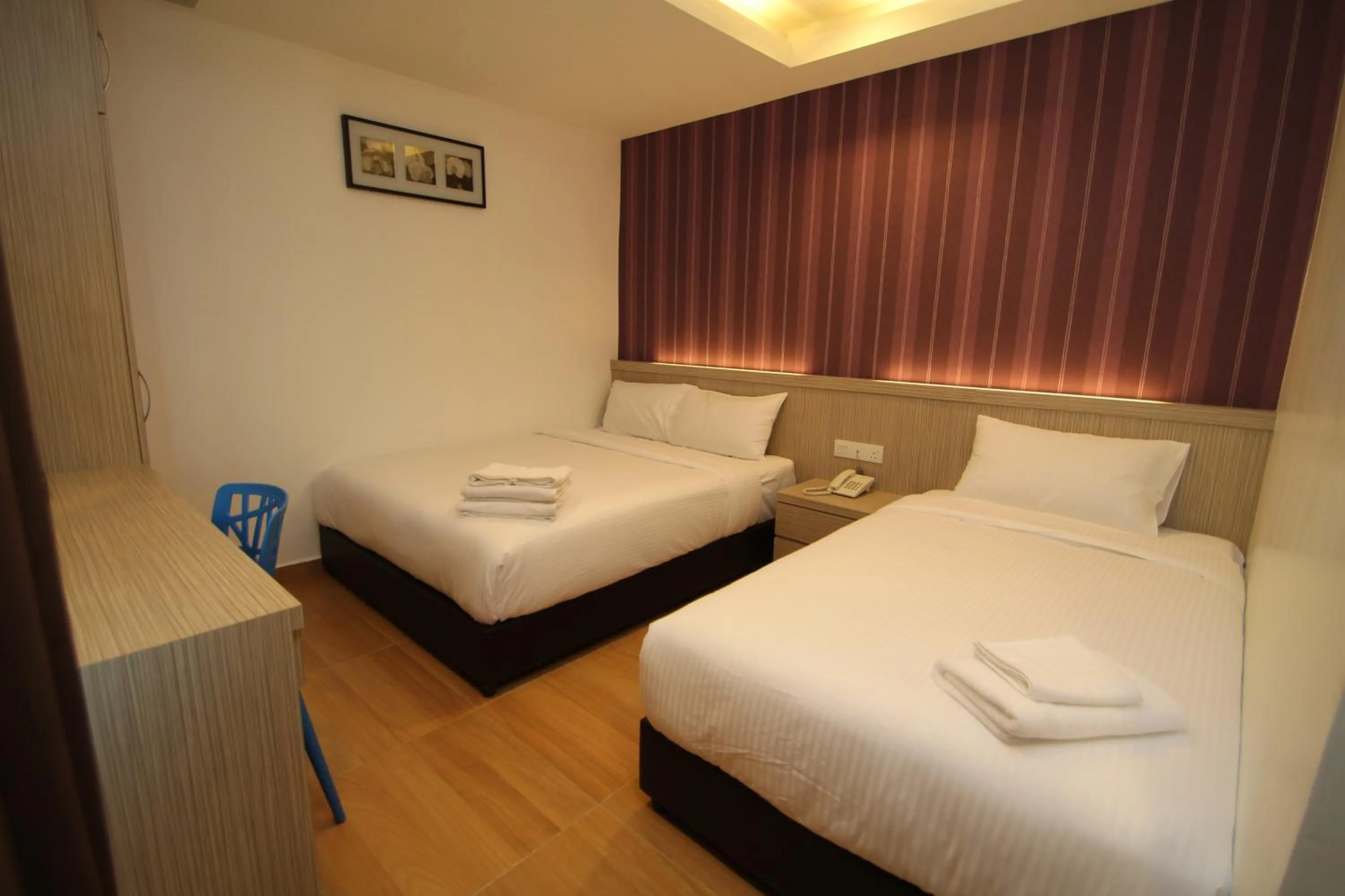 Bedroom, Bed in Century Inn Hotel