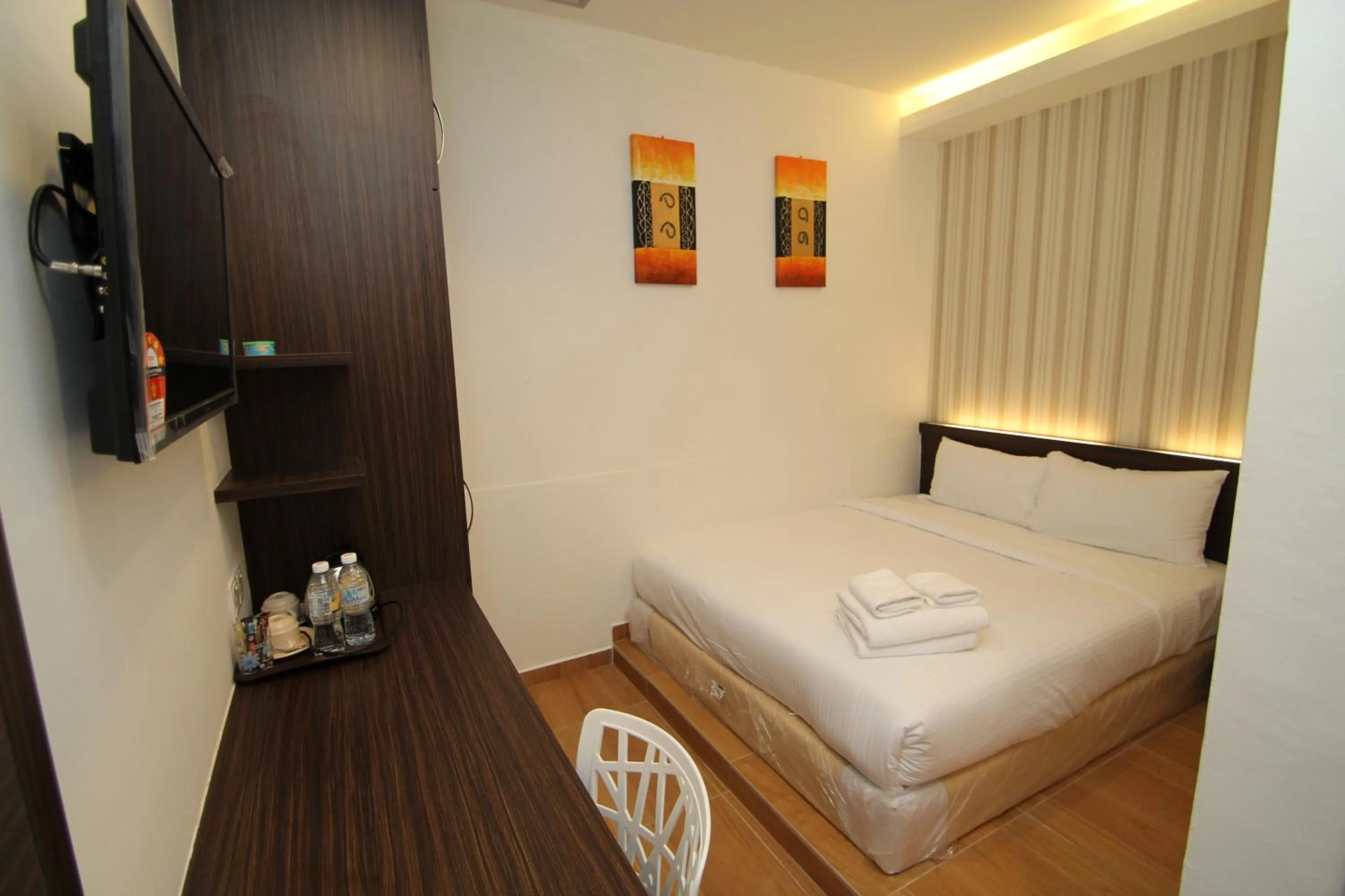 Bedroom, Bed in Century Inn Hotel