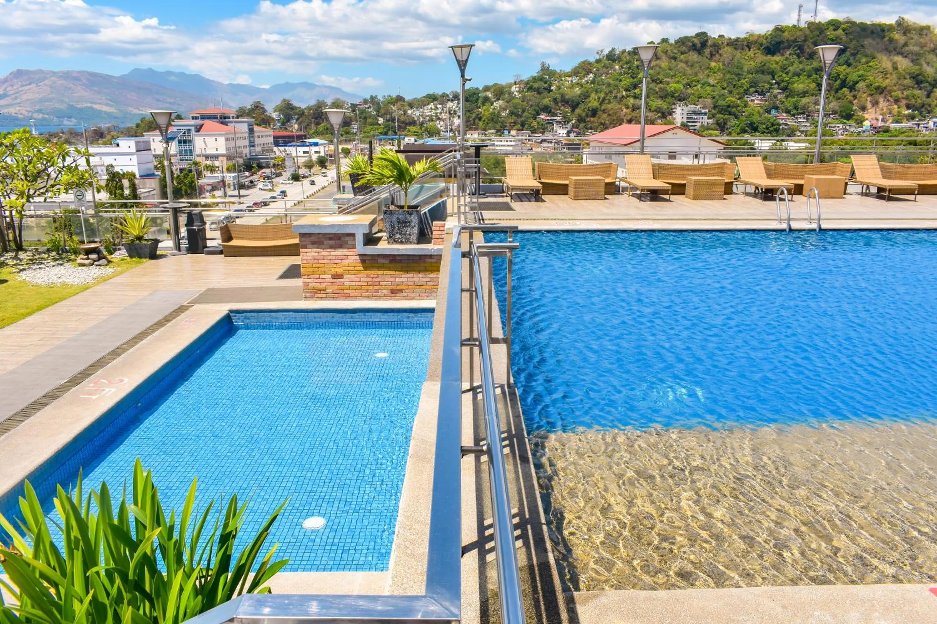 Swimming pool in Best Western Plus Hotel Subic
