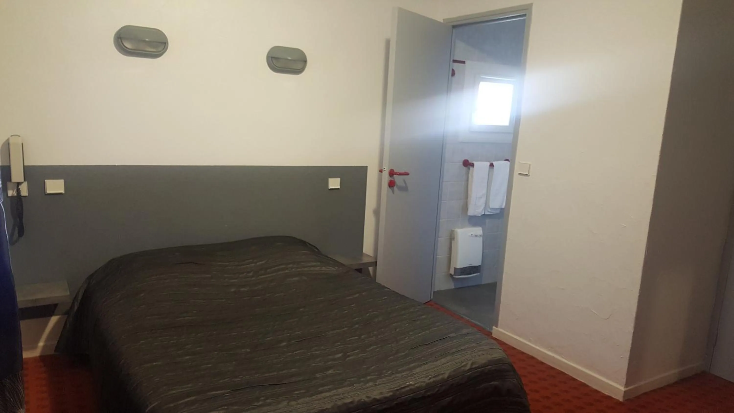 Bed in Hotel De La Poste