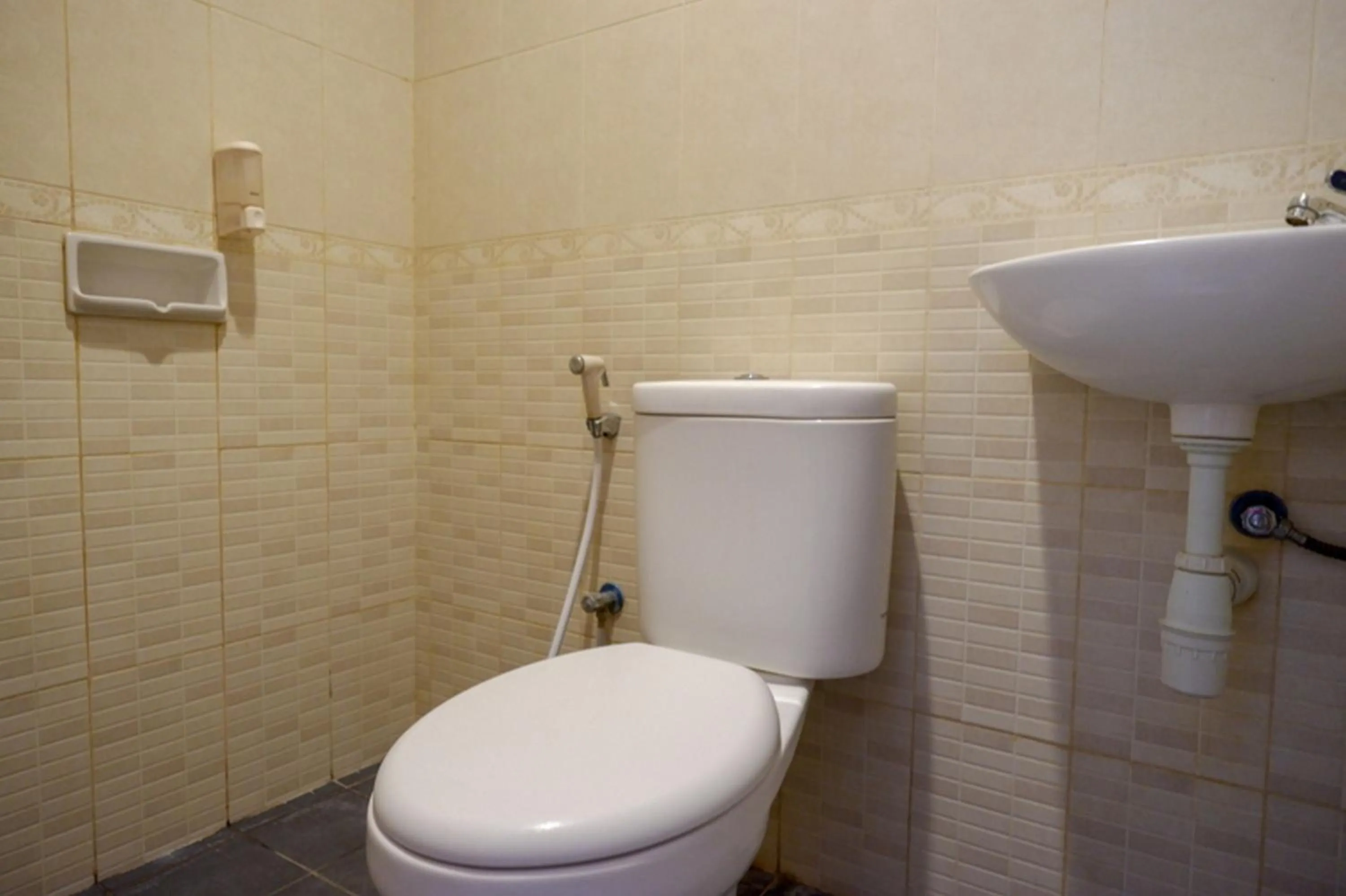 Bathroom in RedDoorz at Solo Baru