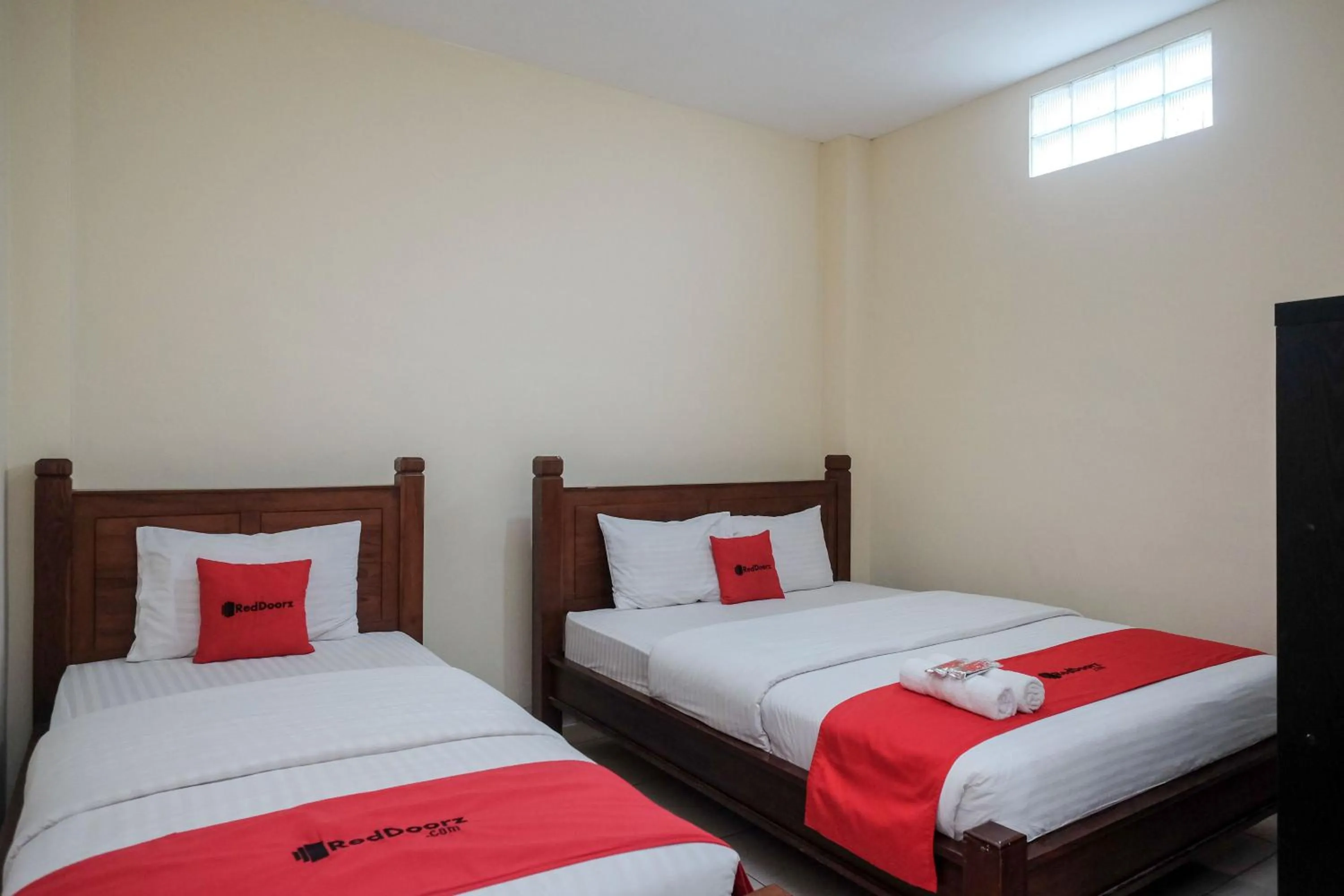 Bedroom, Bed in RedDoorz at Solo Baru