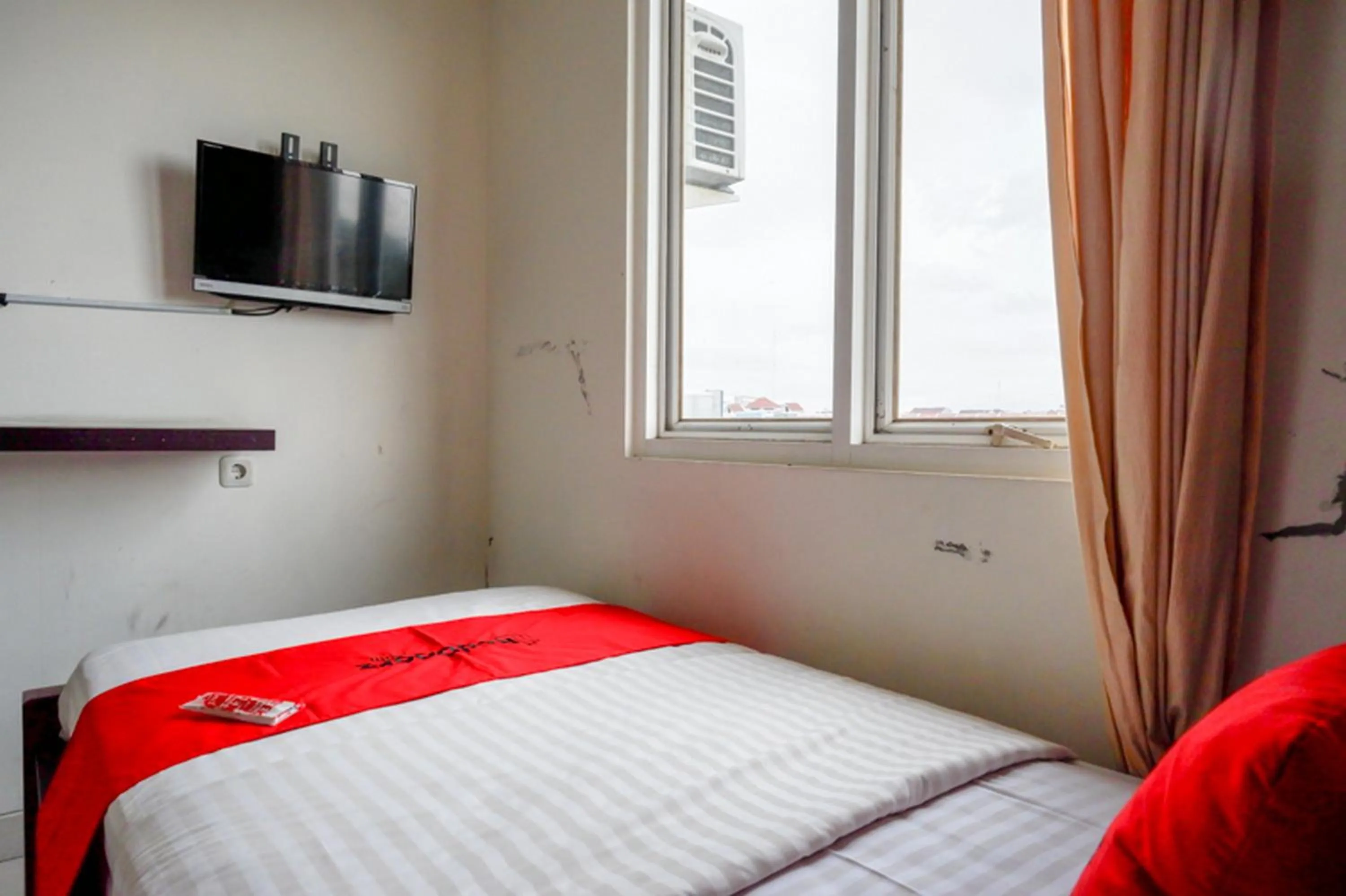 Bedroom, Bed in RedDoorz at Solo Baru