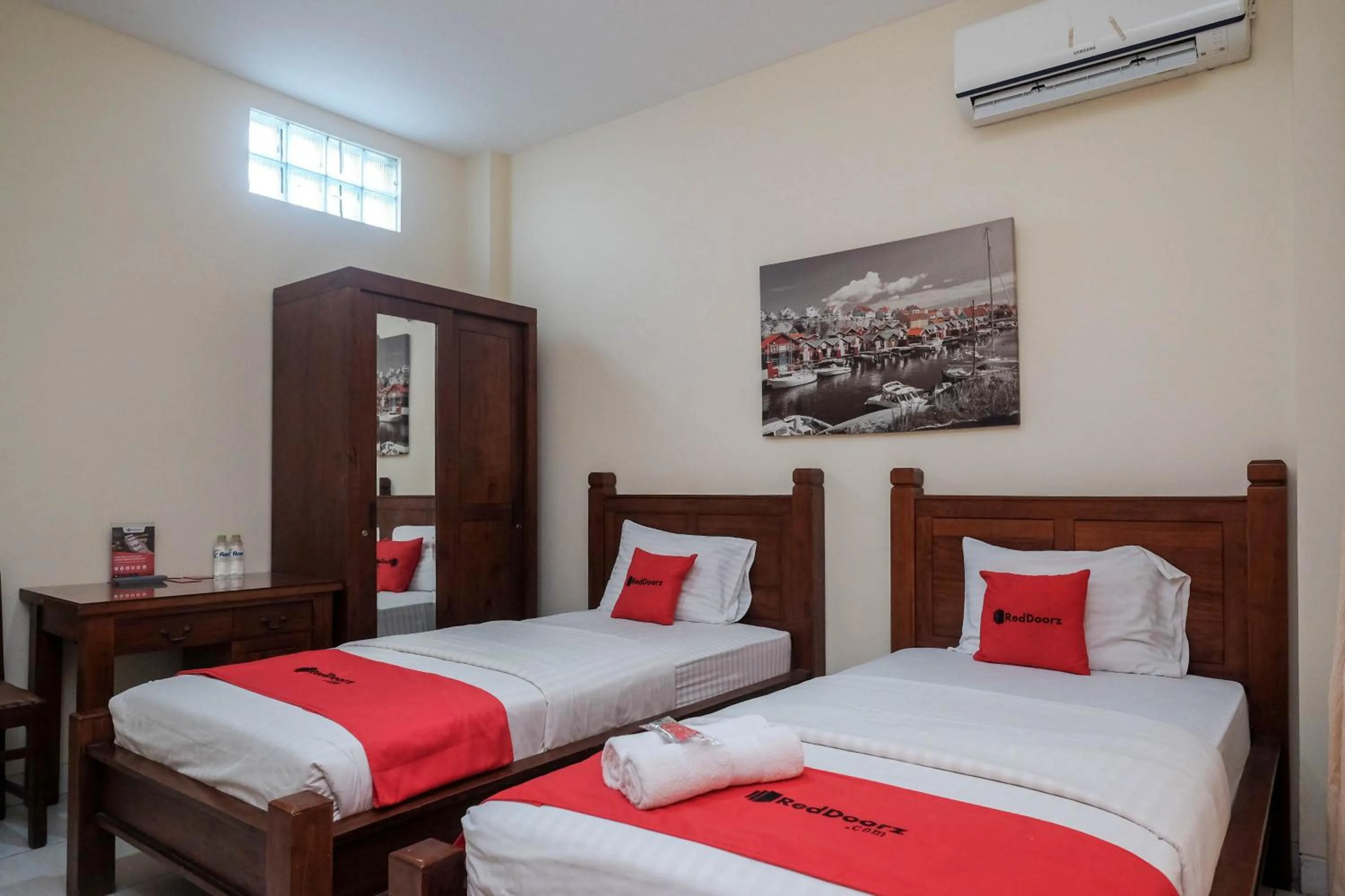 Bedroom, Bed in RedDoorz at Solo Baru