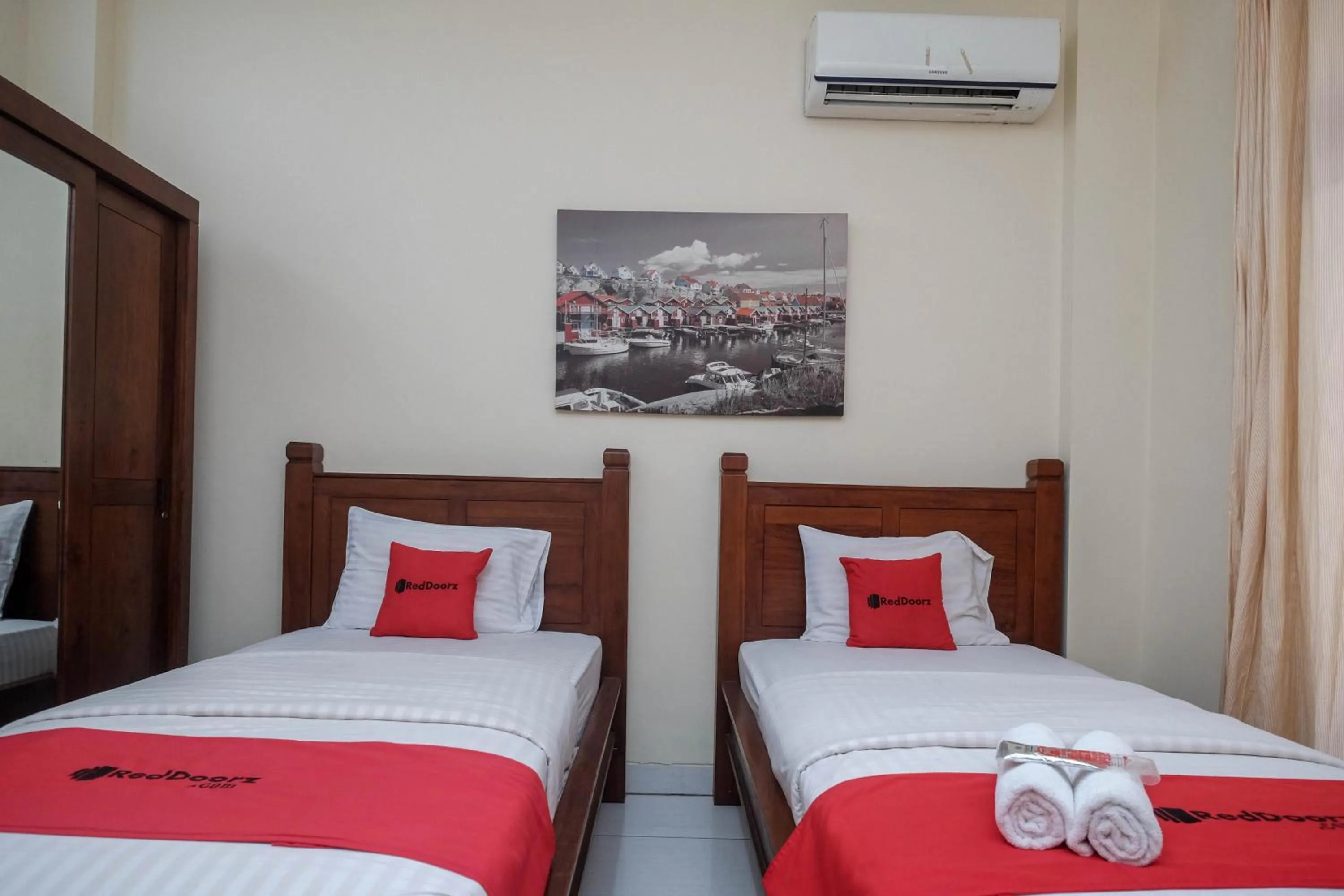 Bedroom, Bed in RedDoorz at Solo Baru