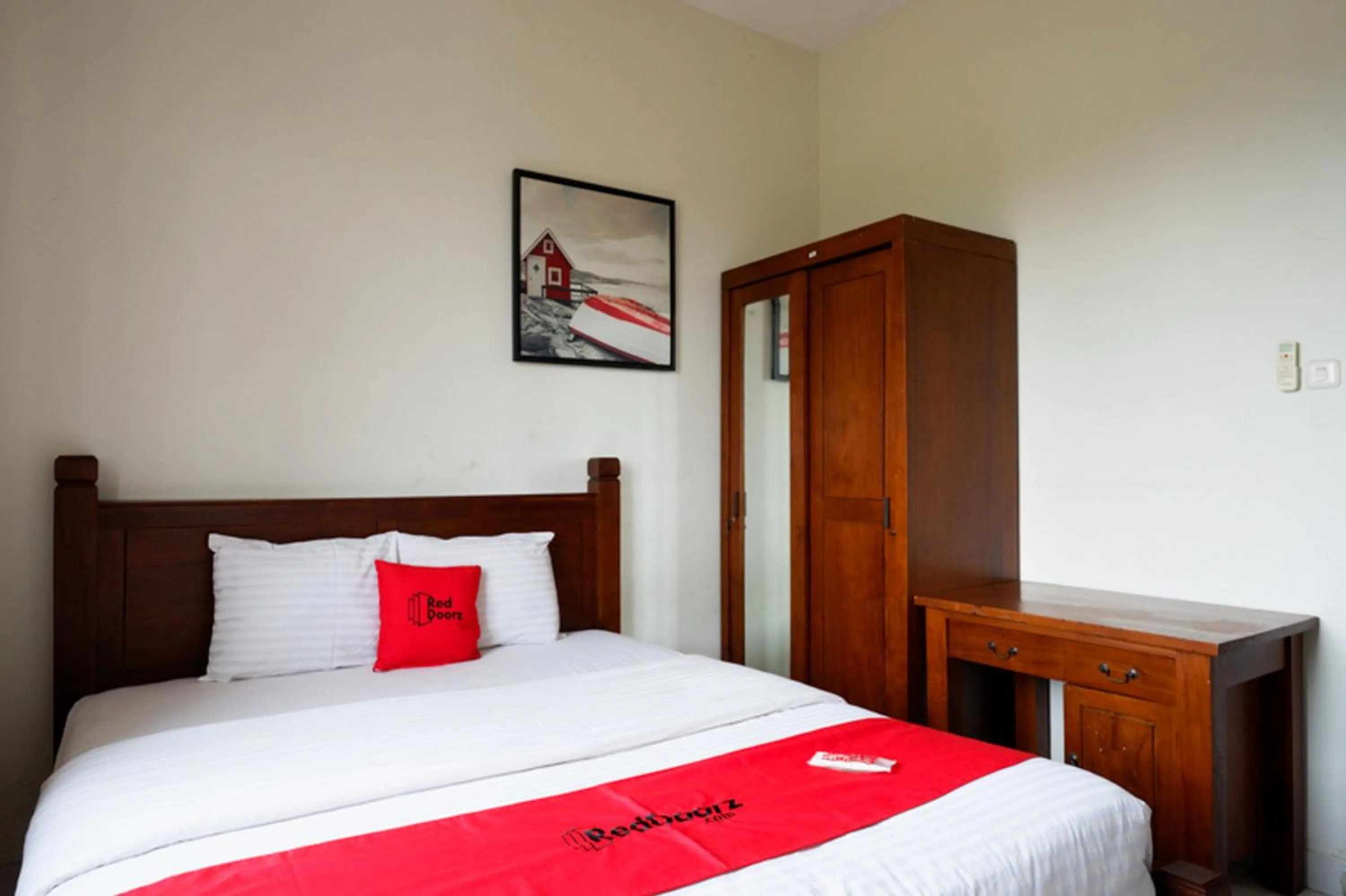 Bedroom, Bed in RedDoorz at Solo Baru