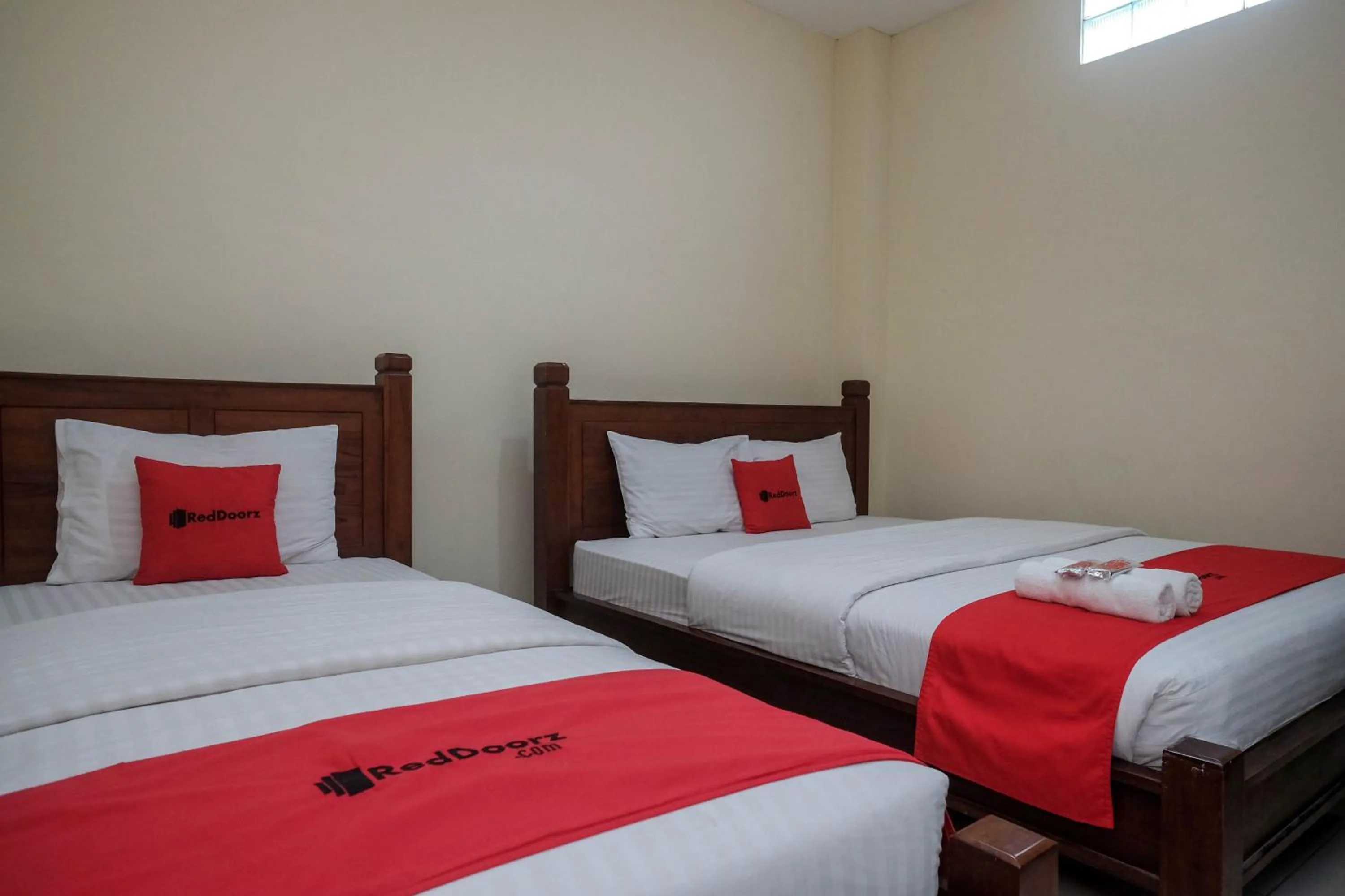 Bedroom, Bed in RedDoorz at Solo Baru