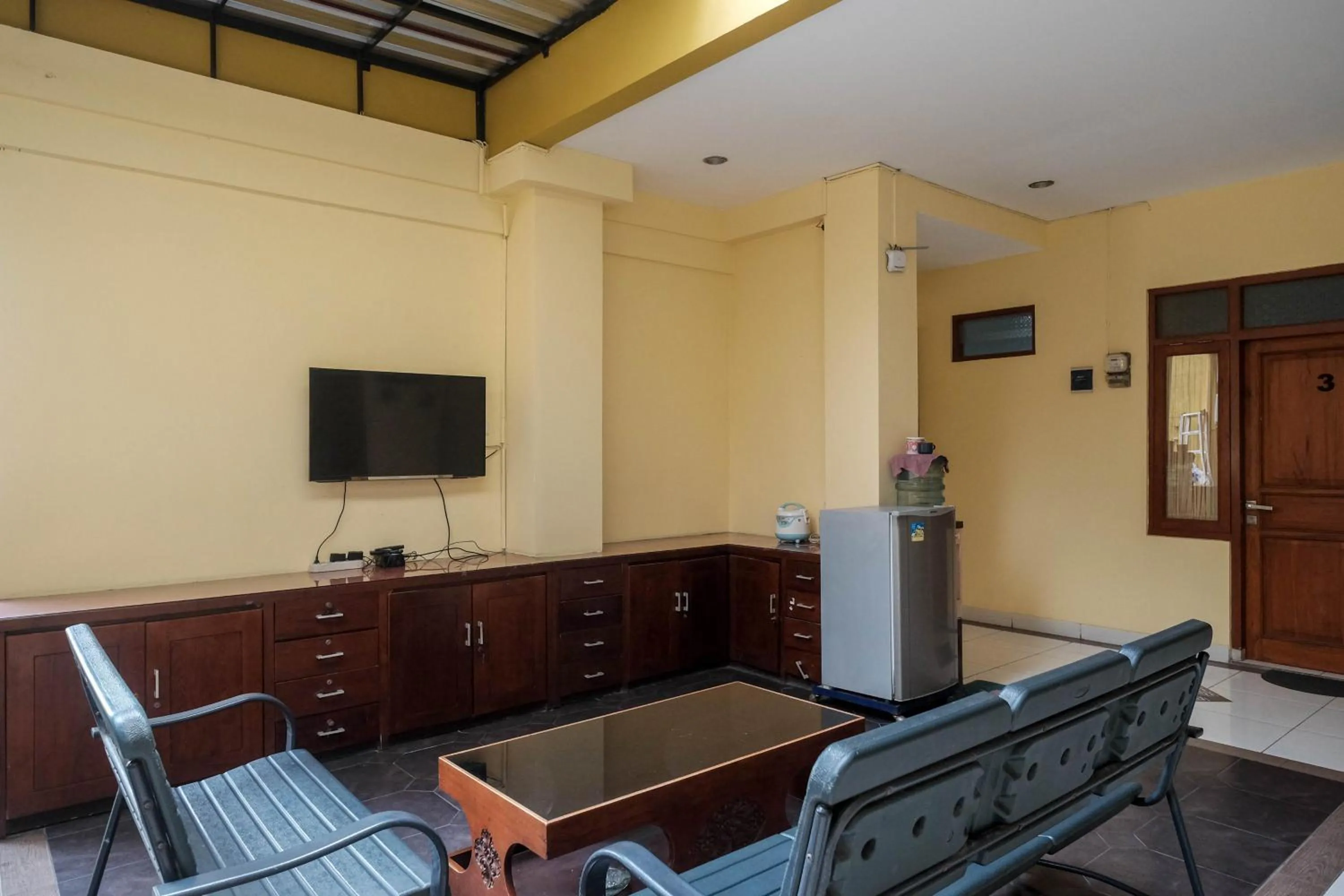 Seating area in RedDoorz at Solo Baru