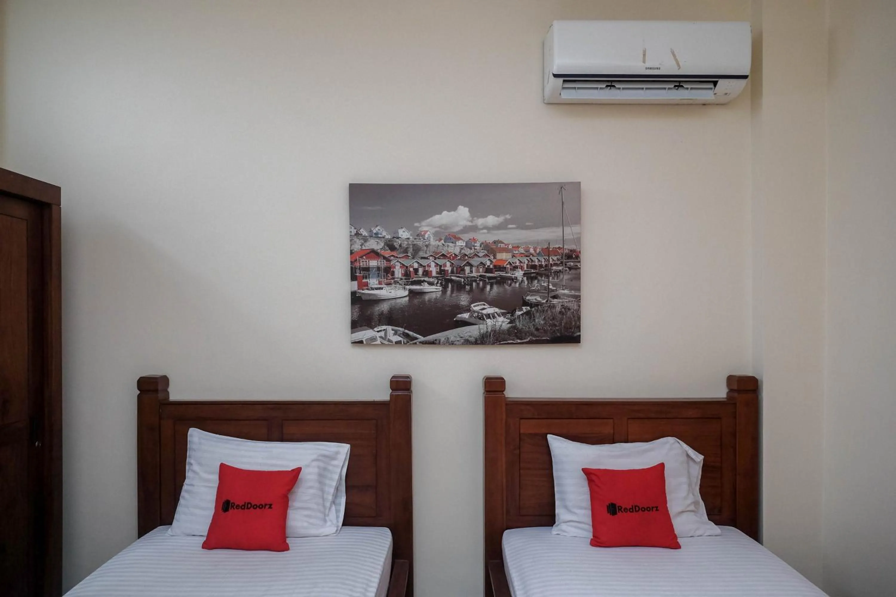 Bedroom, Bed in RedDoorz at Solo Baru