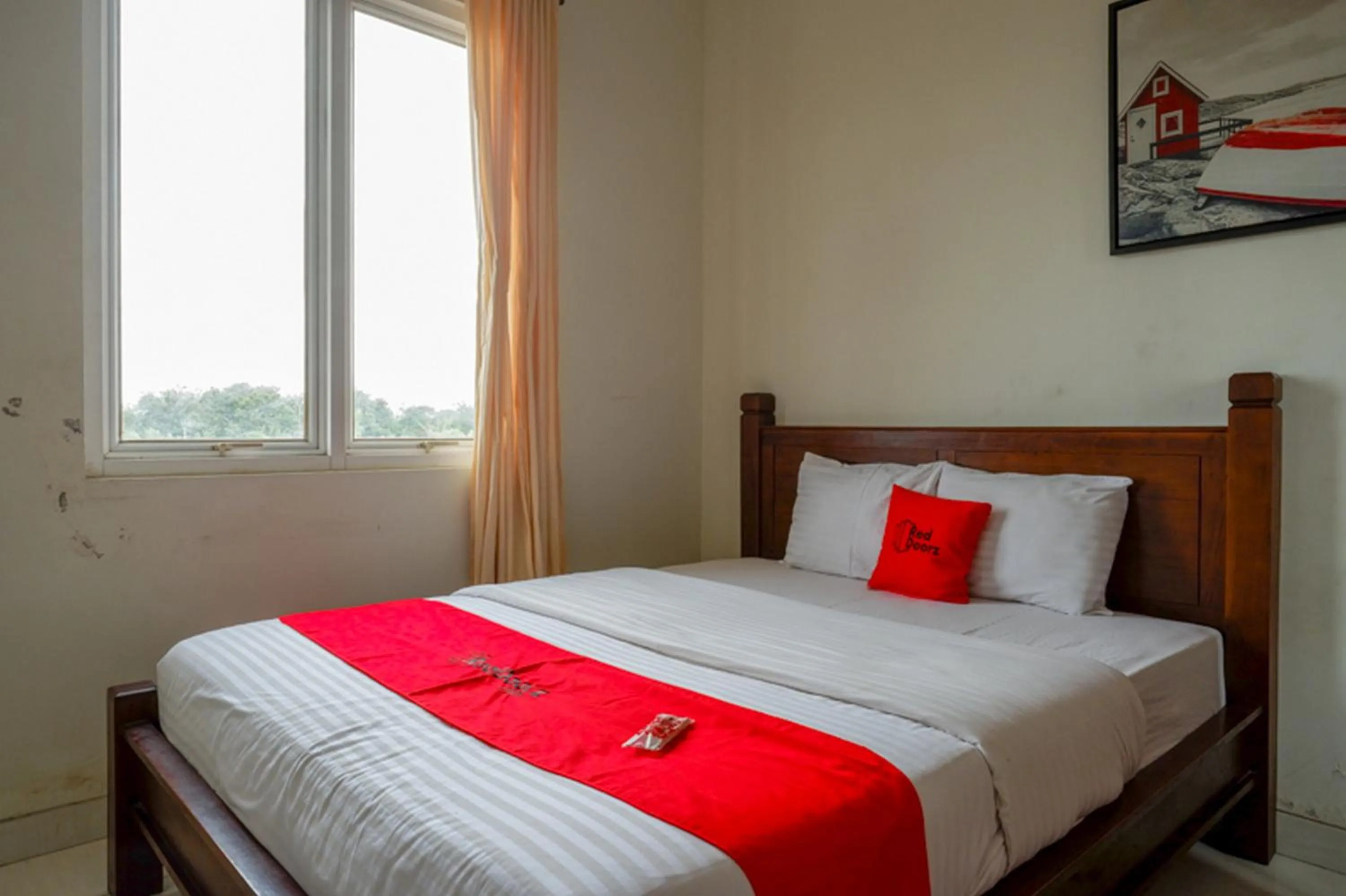 Bedroom, Bed in RedDoorz at Solo Baru