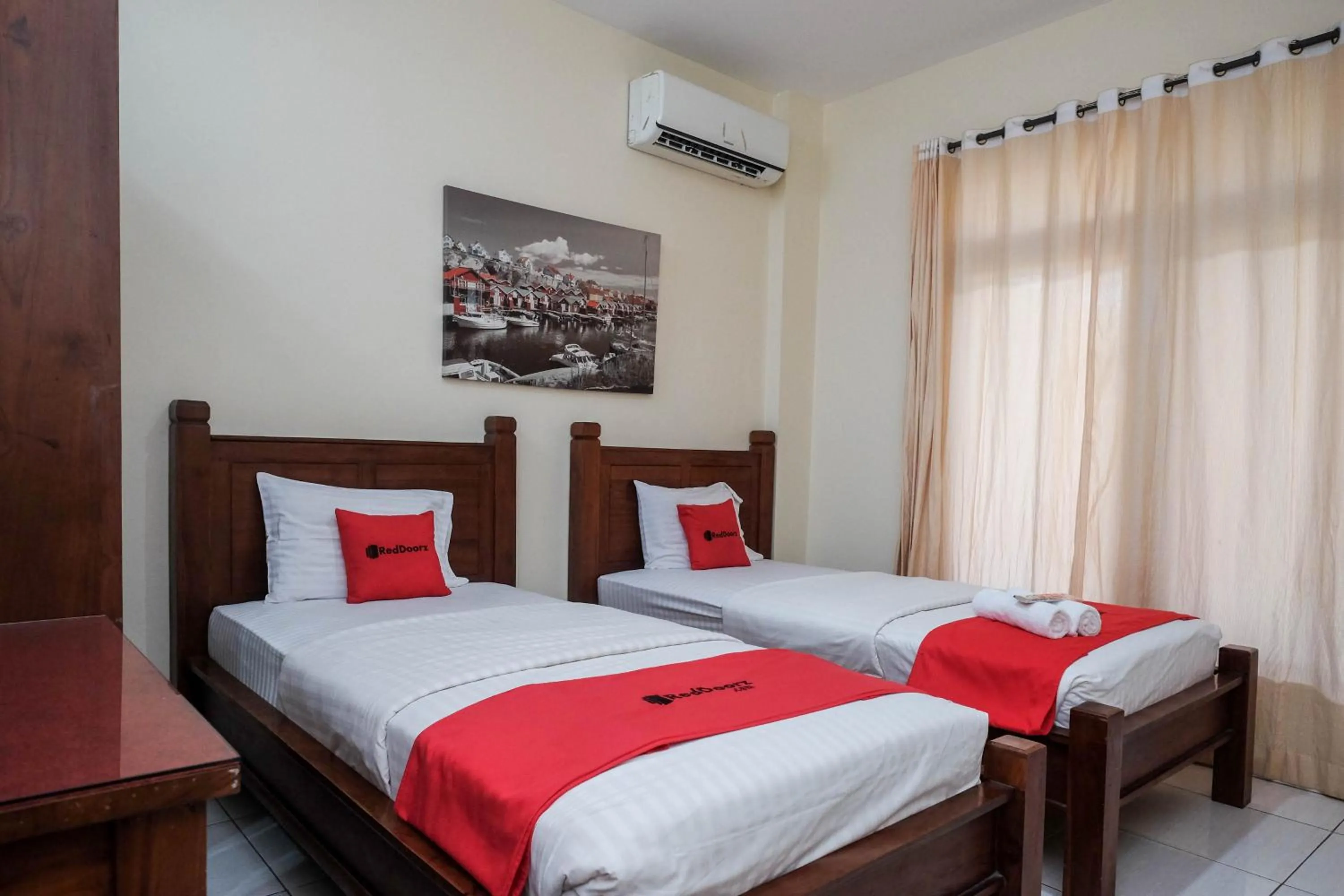 Bedroom, Bed in RedDoorz at Solo Baru