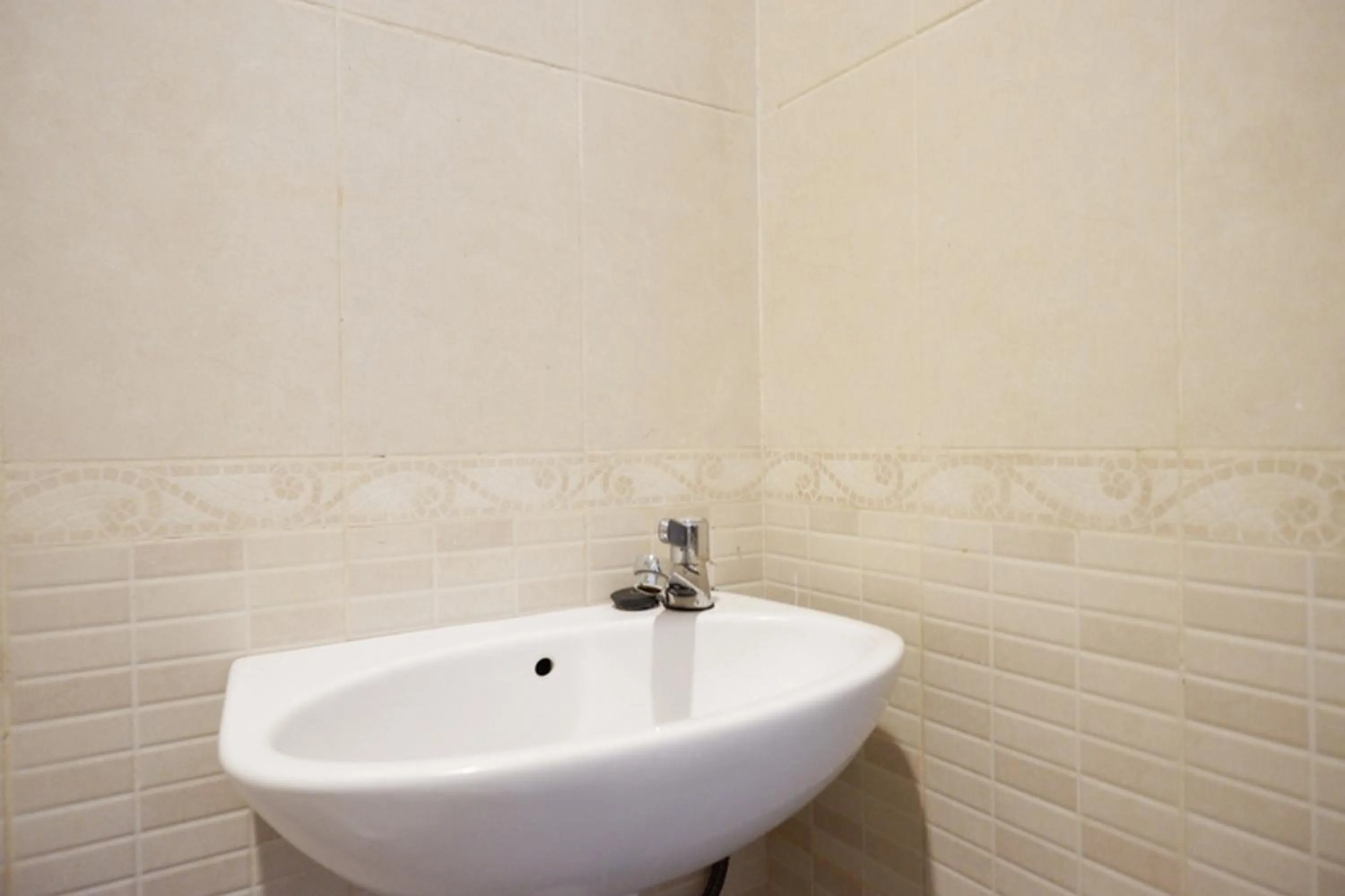 Bathroom in RedDoorz at Solo Baru