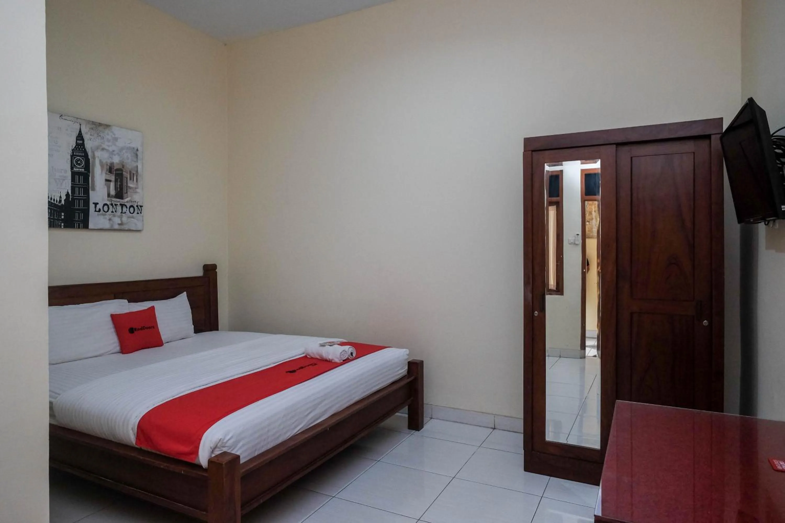 Bedroom, Bed in RedDoorz at Solo Baru