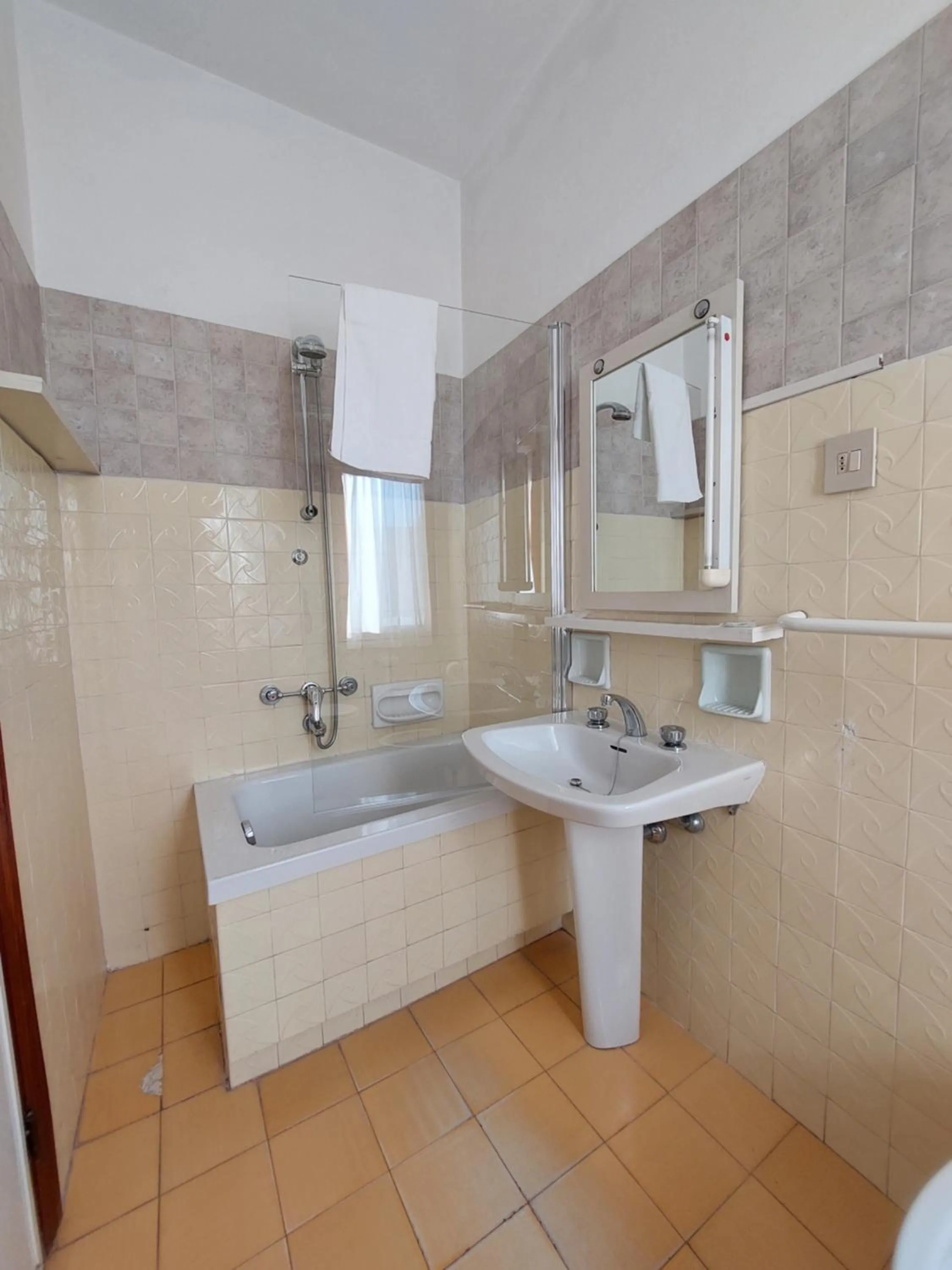 Shower in Hotel San Domingo