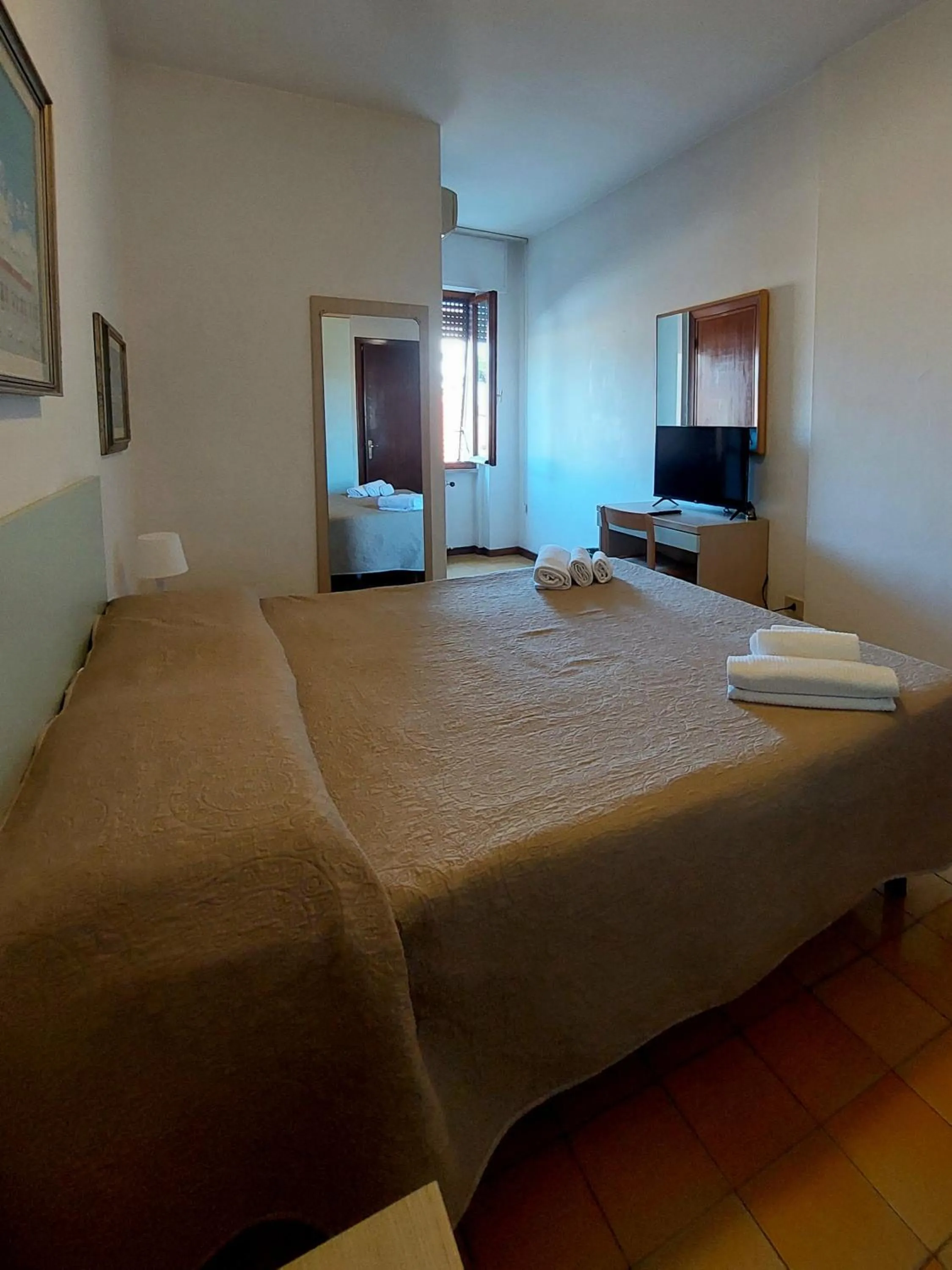 Communal lounge/ TV room, Bed in Hotel San Domingo