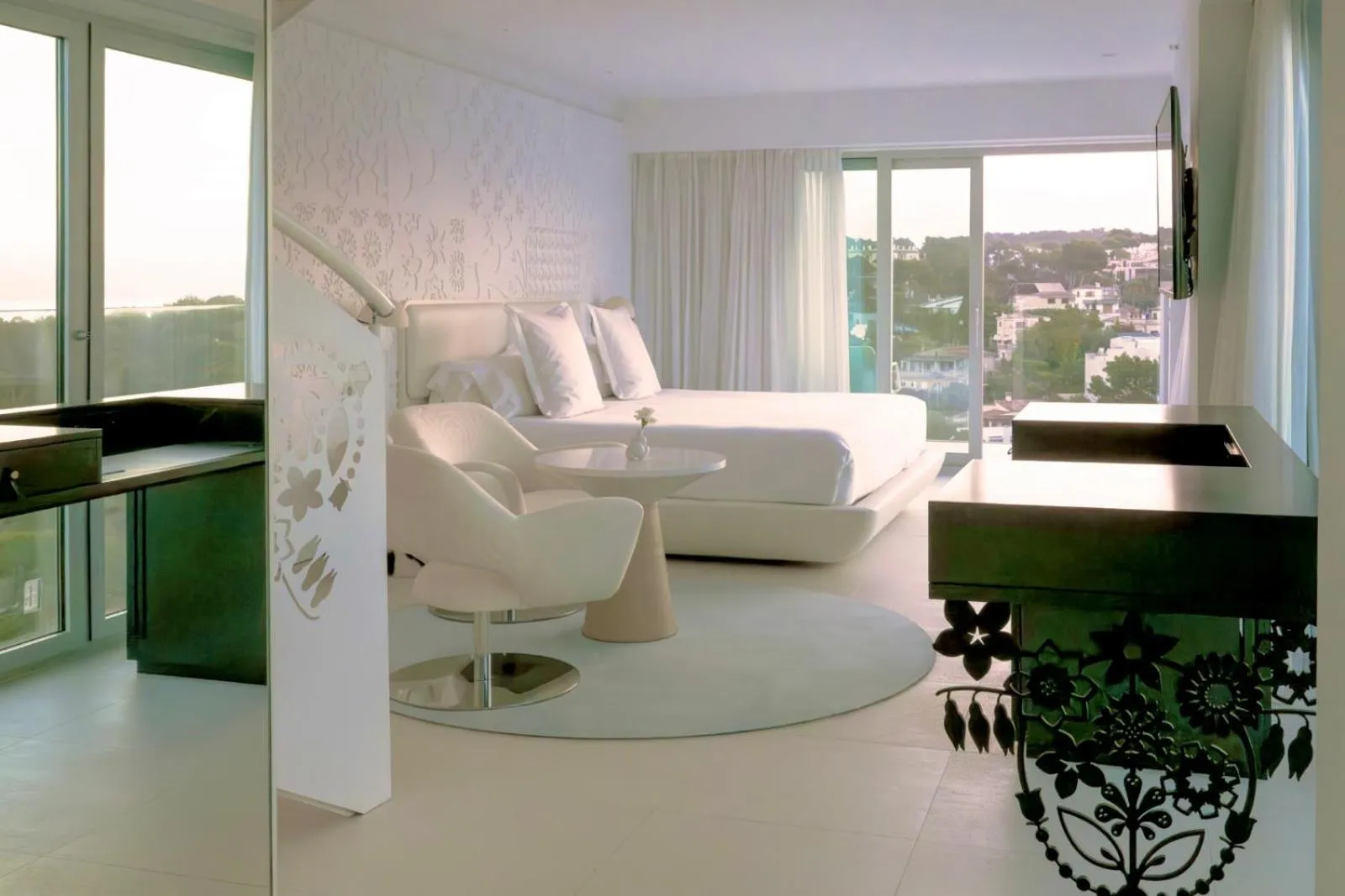 Photo of the whole room, Bed in The Donna Portals