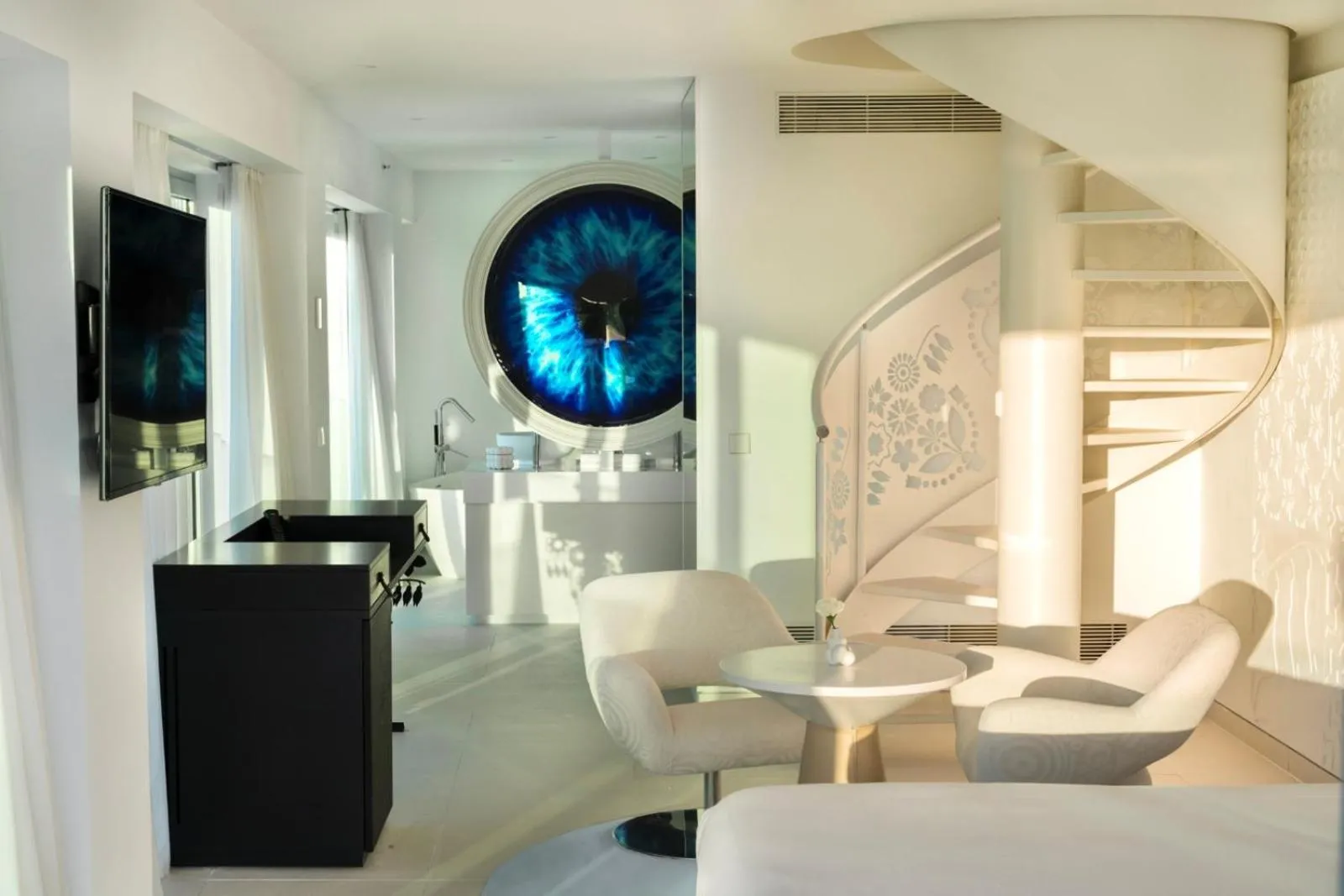 Photo of the whole room in The Donna Portals