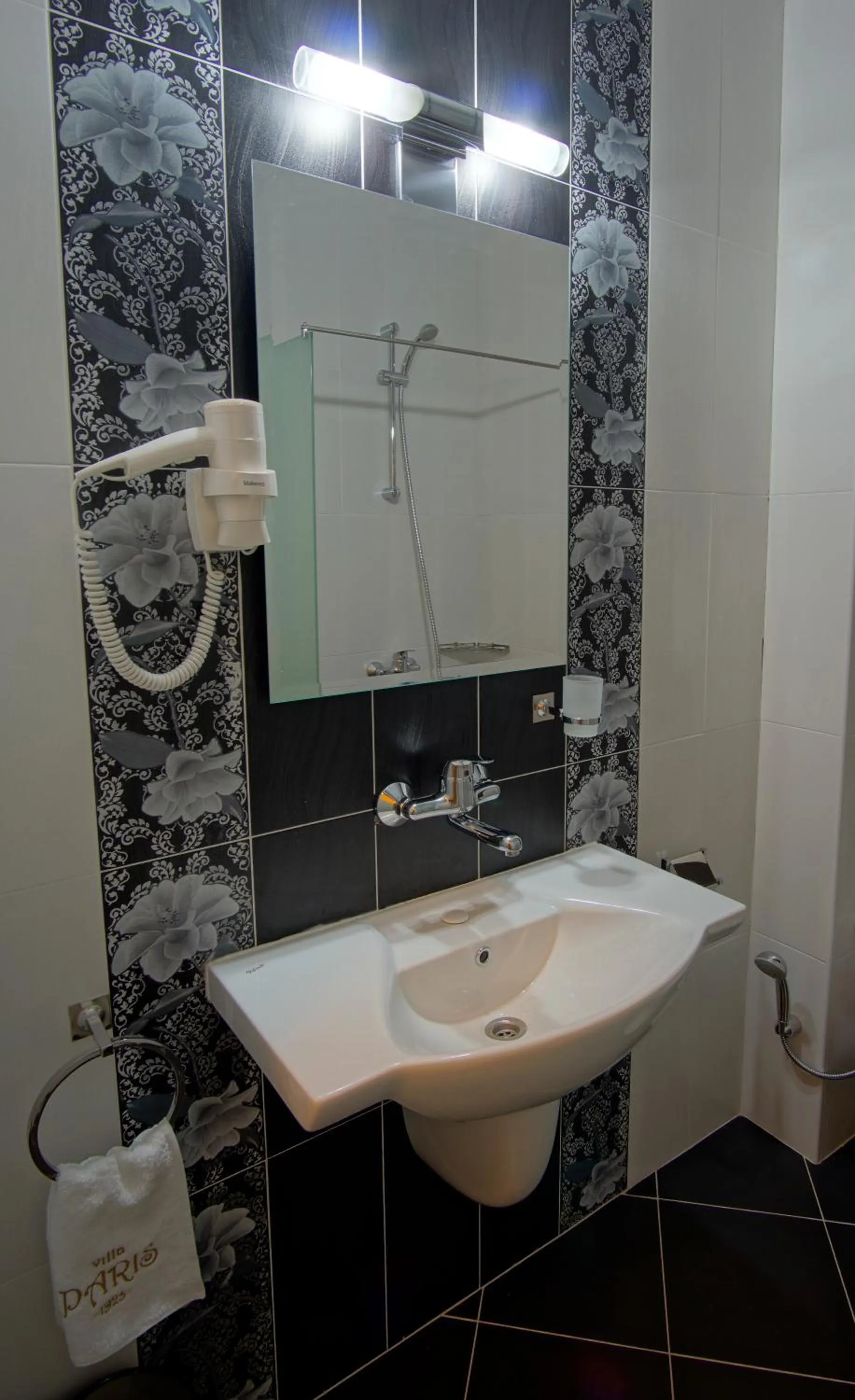 Shower in Villa Paris