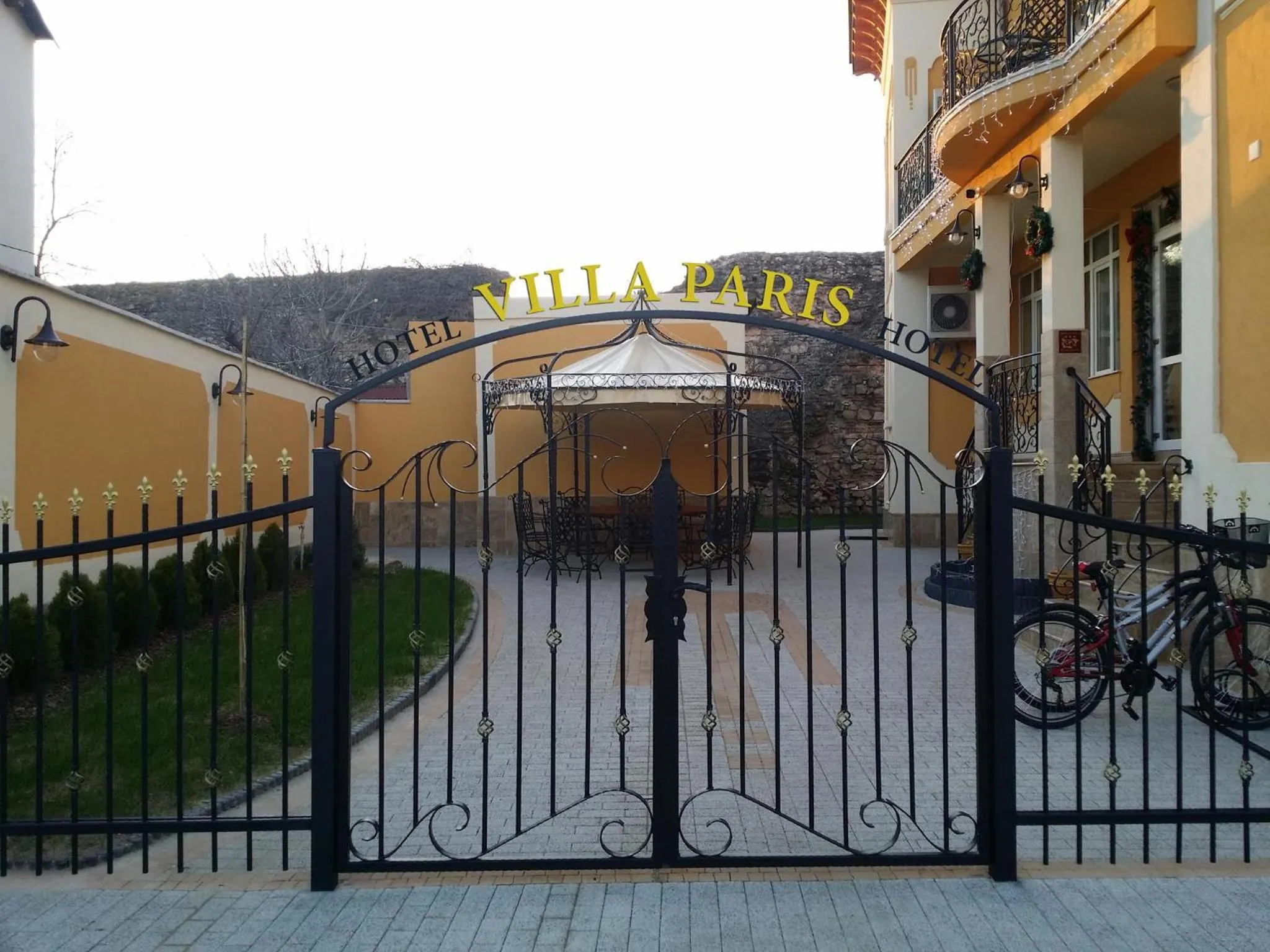 Facade/entrance in Villa Paris