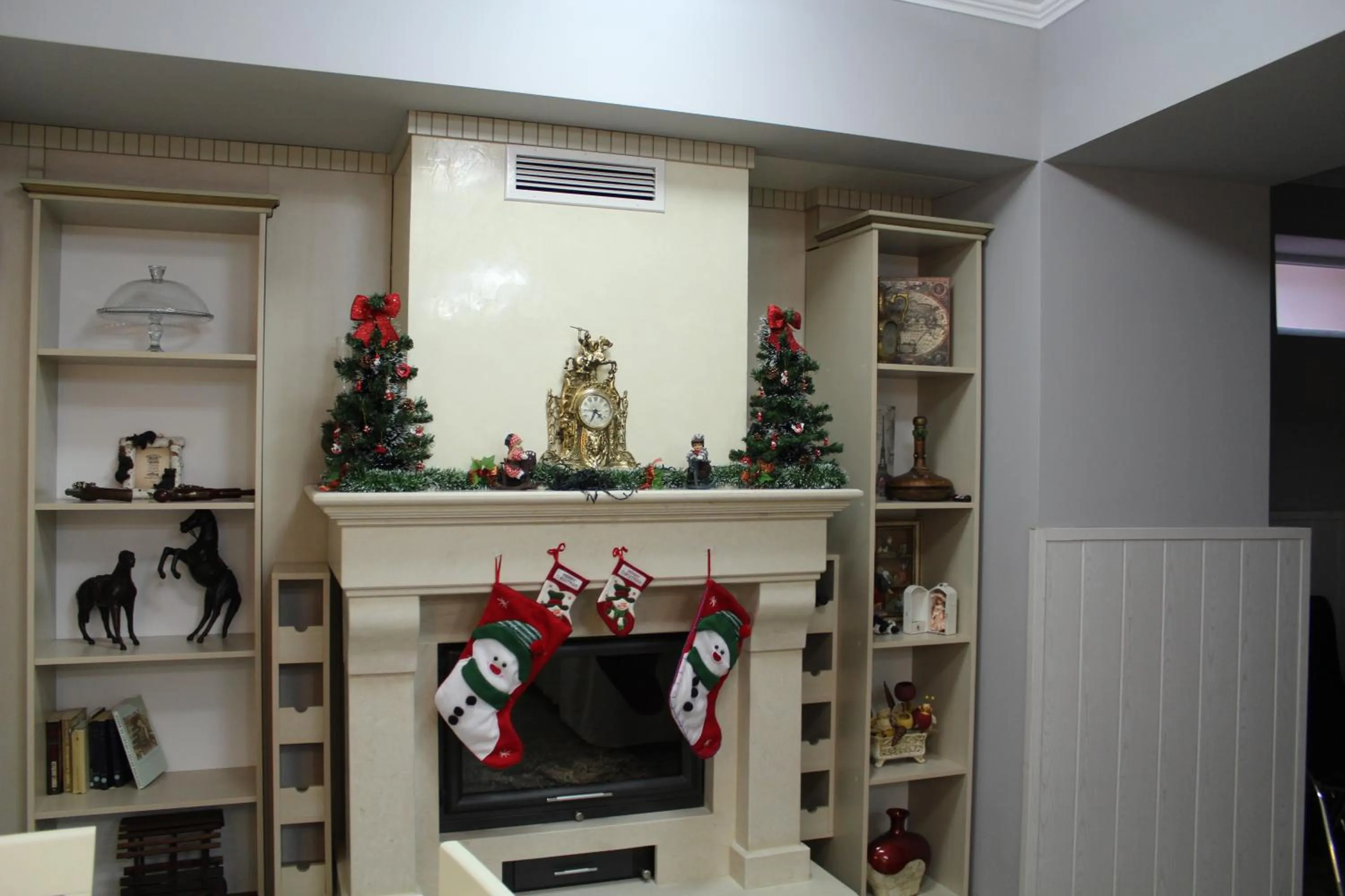 Communal lounge/ TV room in Villa Paris