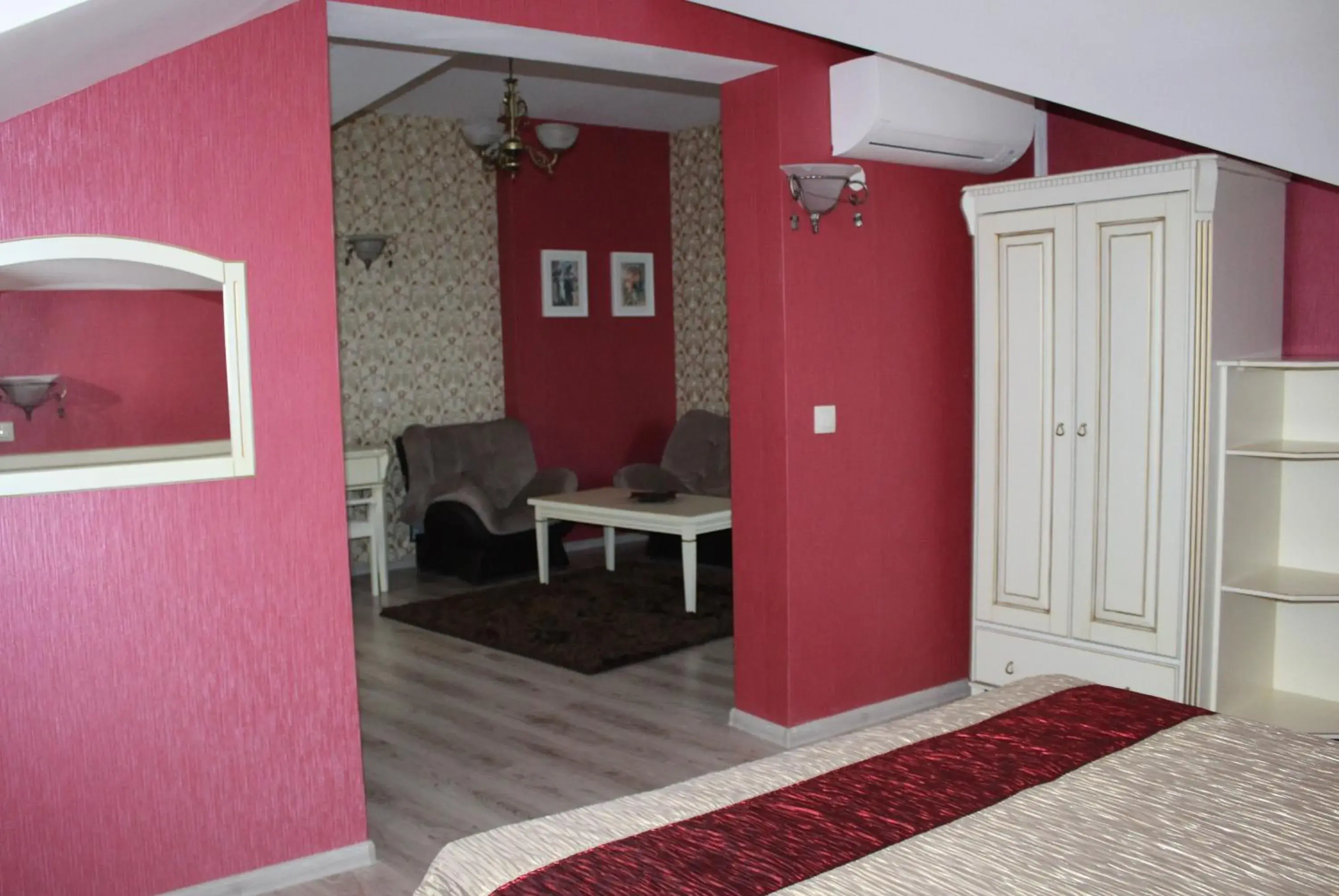 Deluxe One-Bedroom Apartment (2 Adults + 2 Children) in Villa Paris Deluxe One-Bedroom Apartment (2 Adults + 2 Children) in Villa Paris