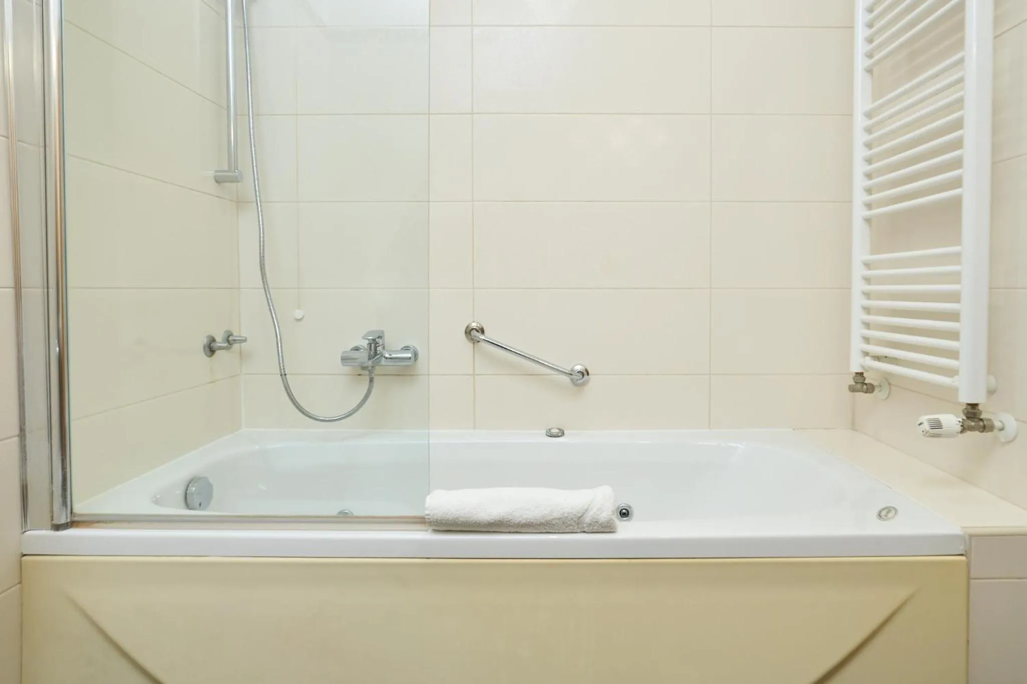 Hot Tub in Hotel Phoenix