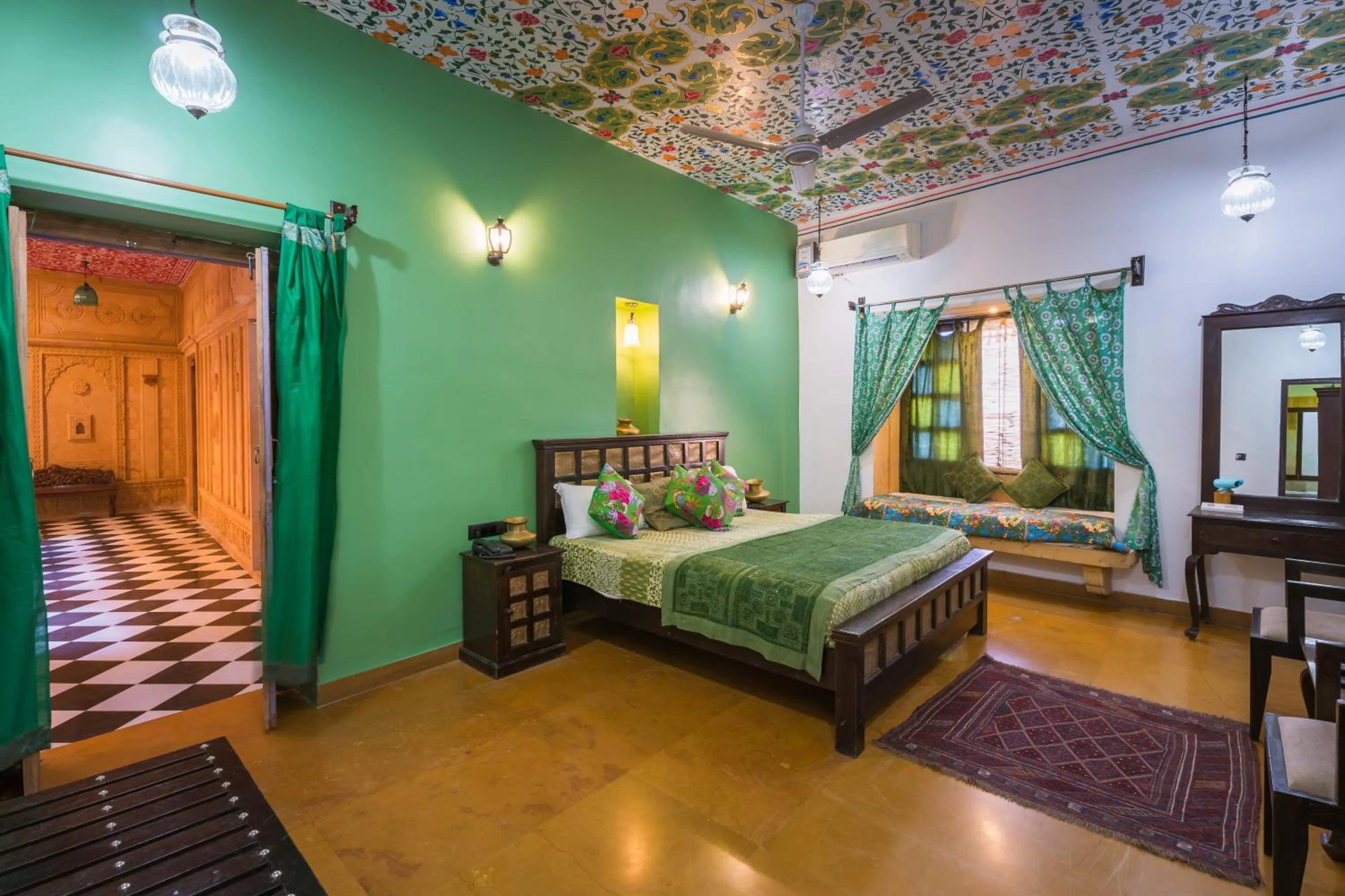 View (from property/room), Bed in Hotel Heritage House