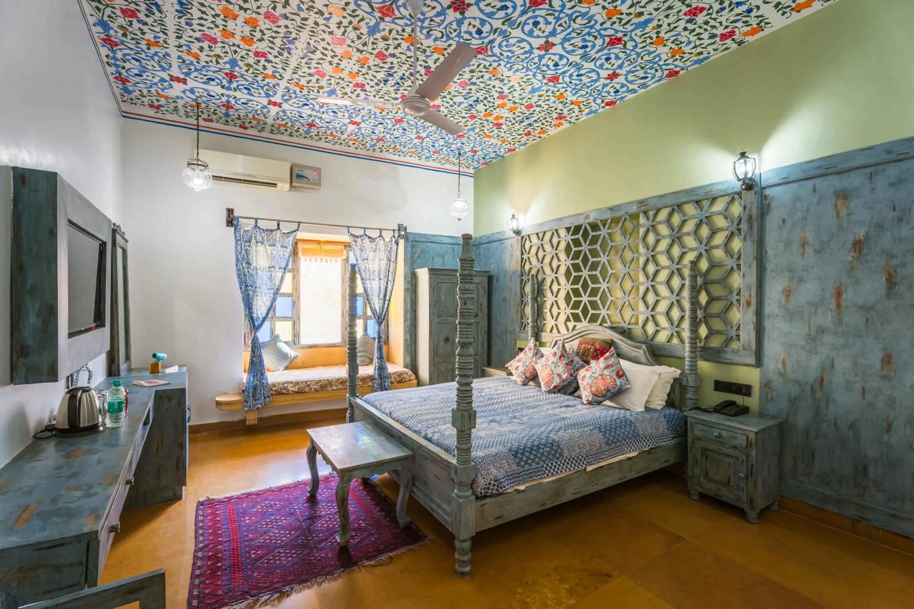 View (from property/room), Bed in Hotel Heritage House