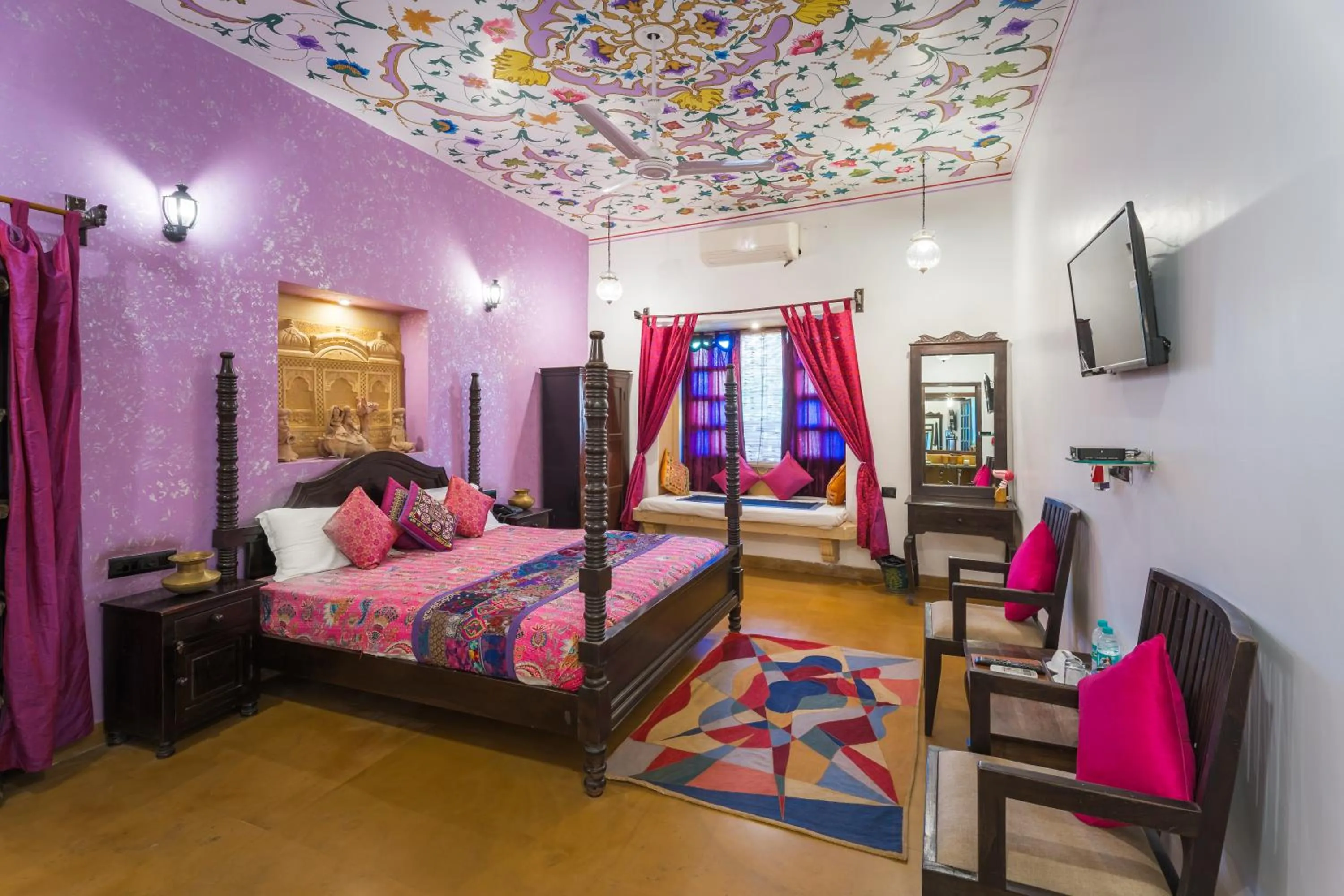 View (from property/room), Bed in Hotel Heritage House