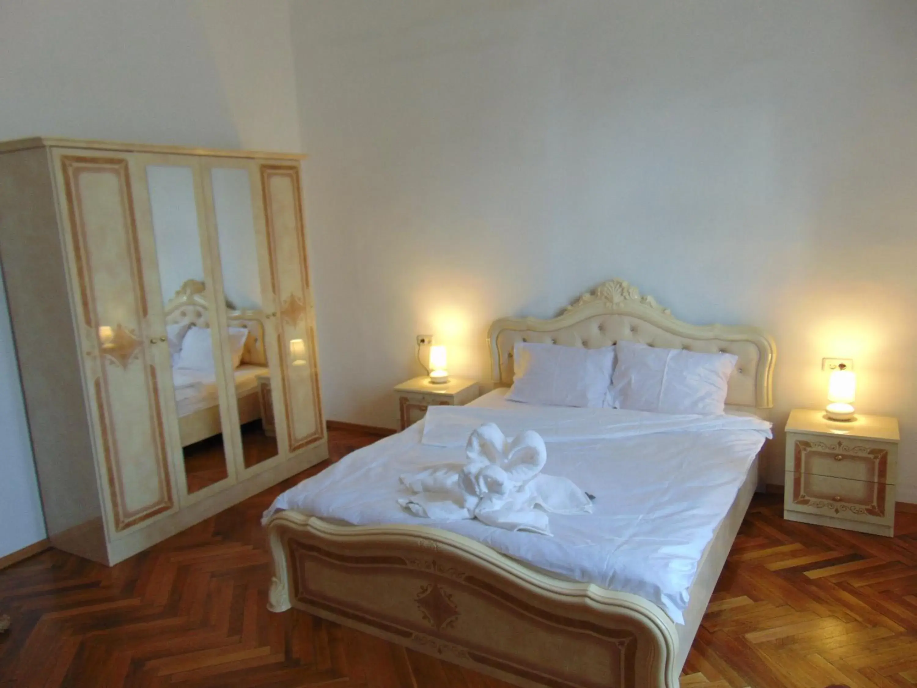 Superior Double Room in BOUL ROSU RESIDENCE free private parking Superior Double Room in BOUL ROSU RESIDENCE free private parking