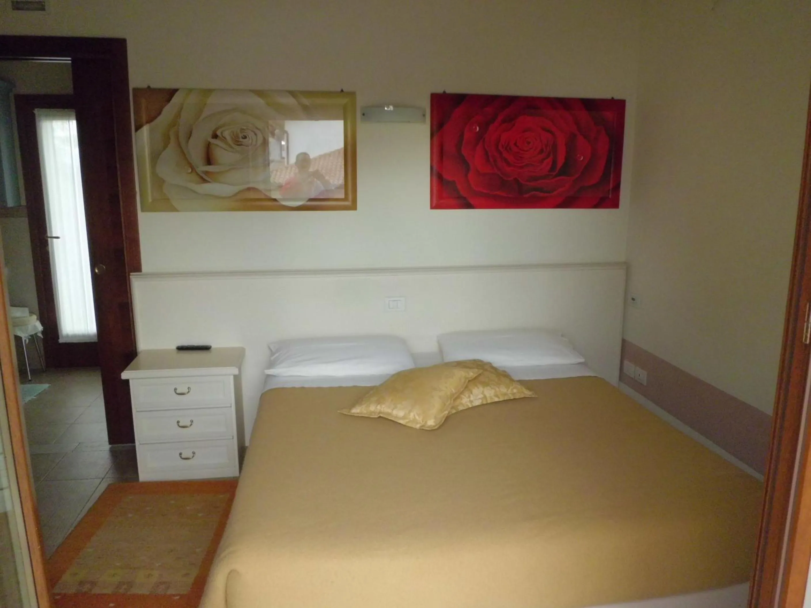 Photo of the whole room, Bed in Sweet Home