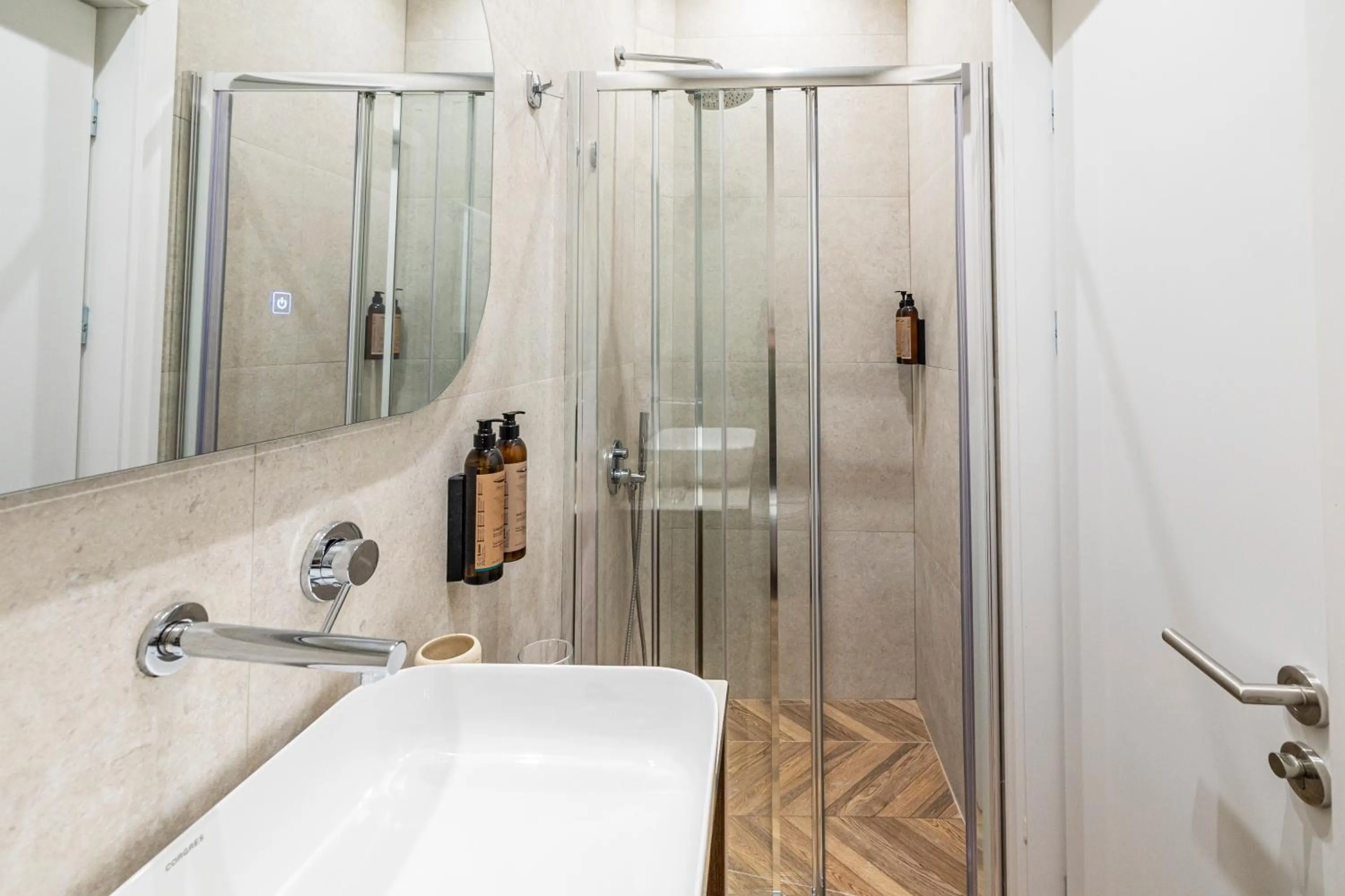 Shower in Iliotropio Athens, Thisio