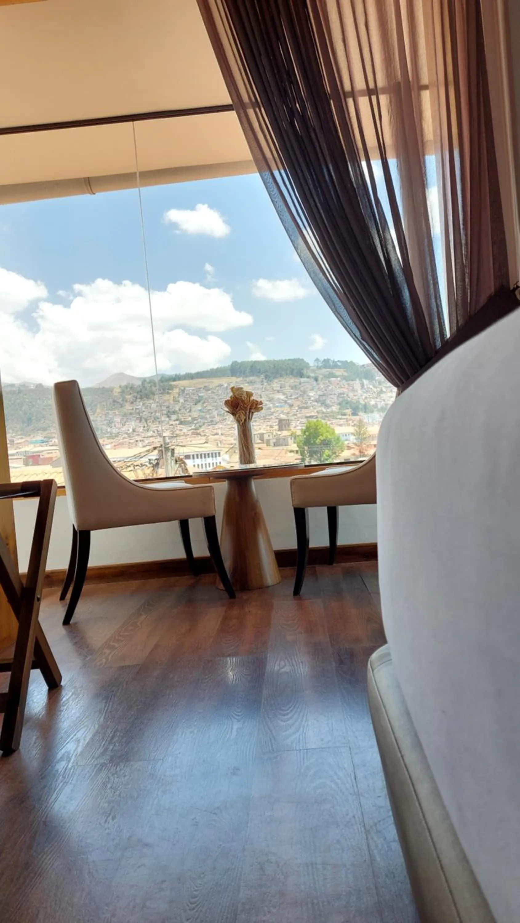 Photo of the whole room in Casa Esmeralda by Katari