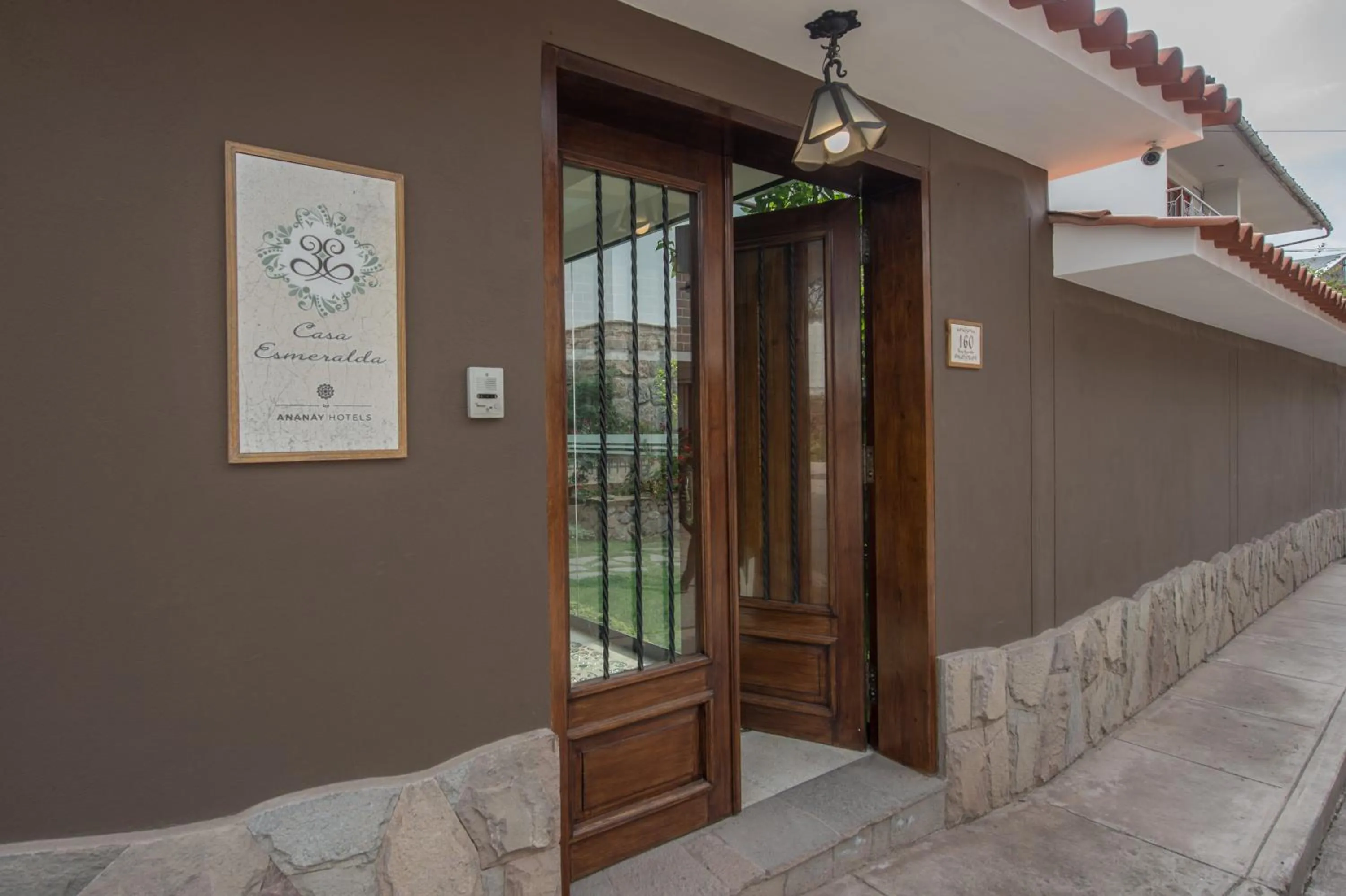 Facade/entrance in Casa Esmeralda by Katari