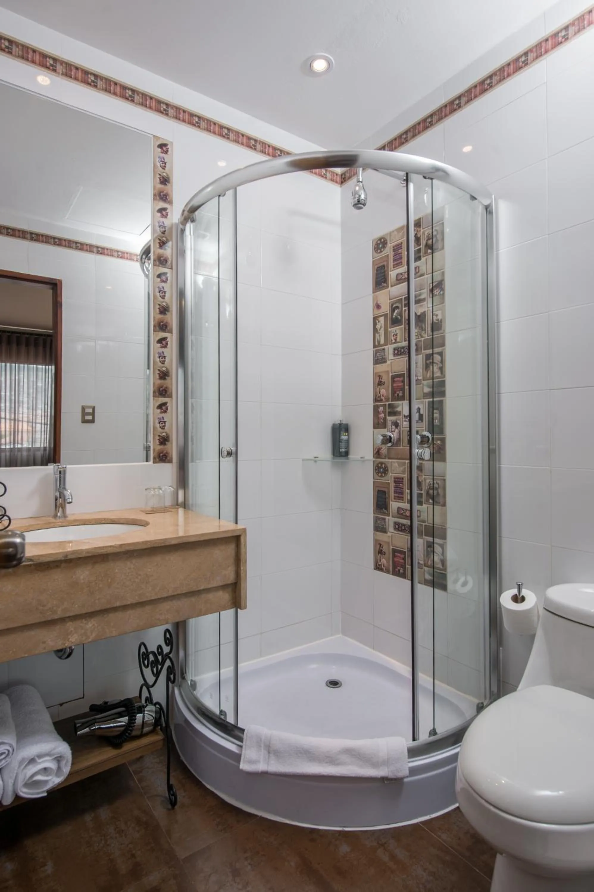 Toilet in Casa Esmeralda by Katari