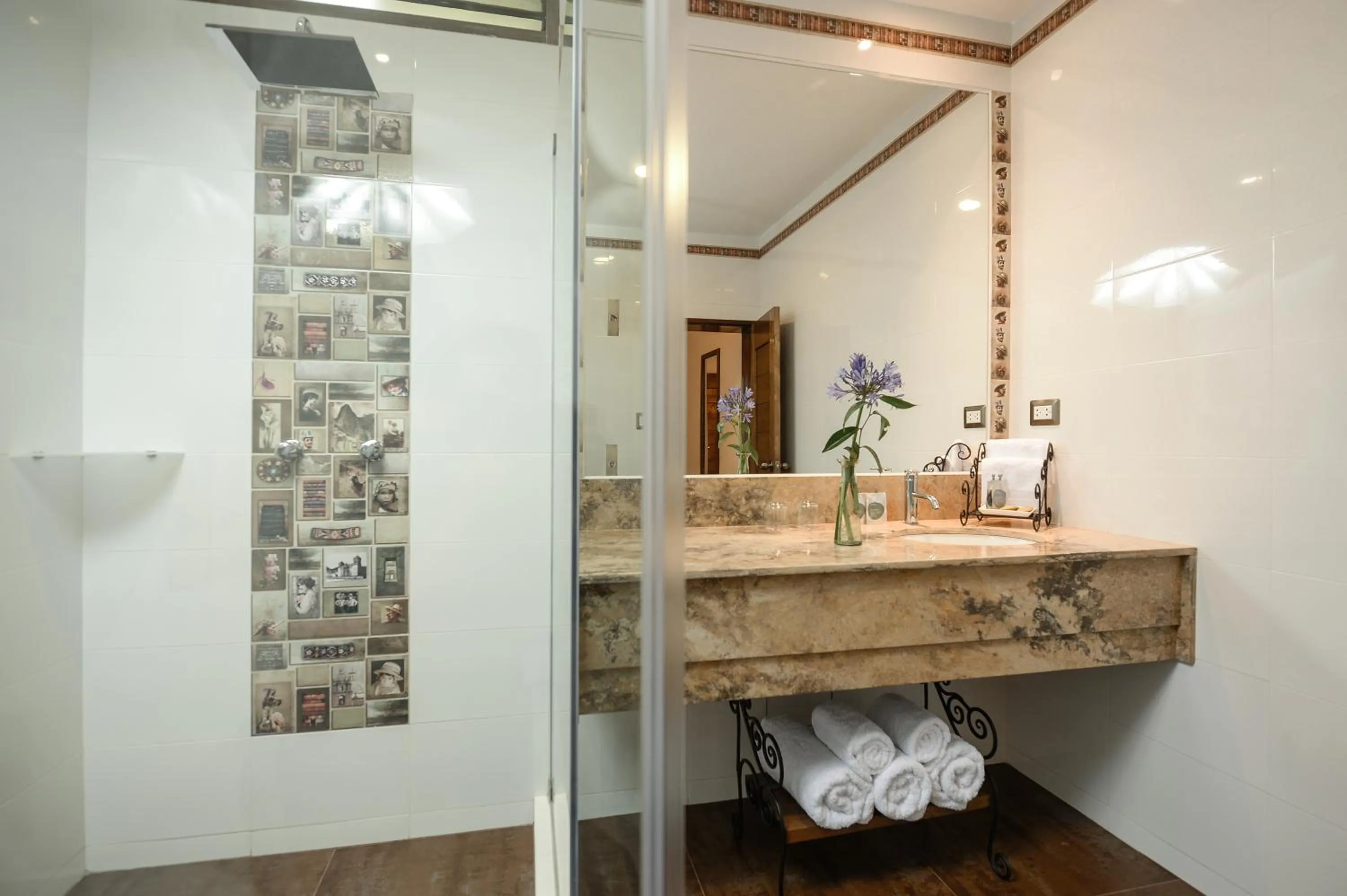 Bathroom in Casa Esmeralda by Katari