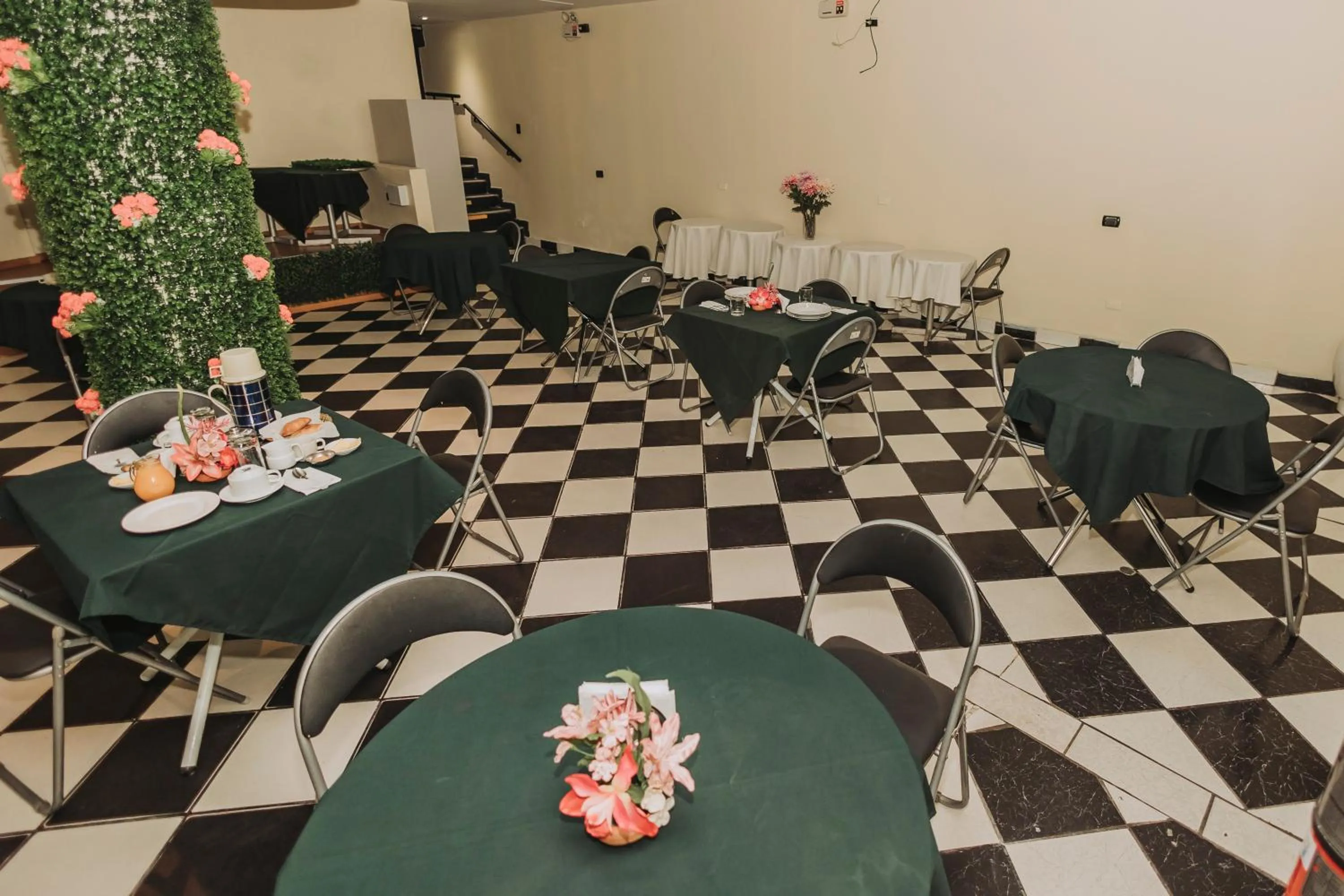 Restaurant/places to eat in Hotel Los Reyes